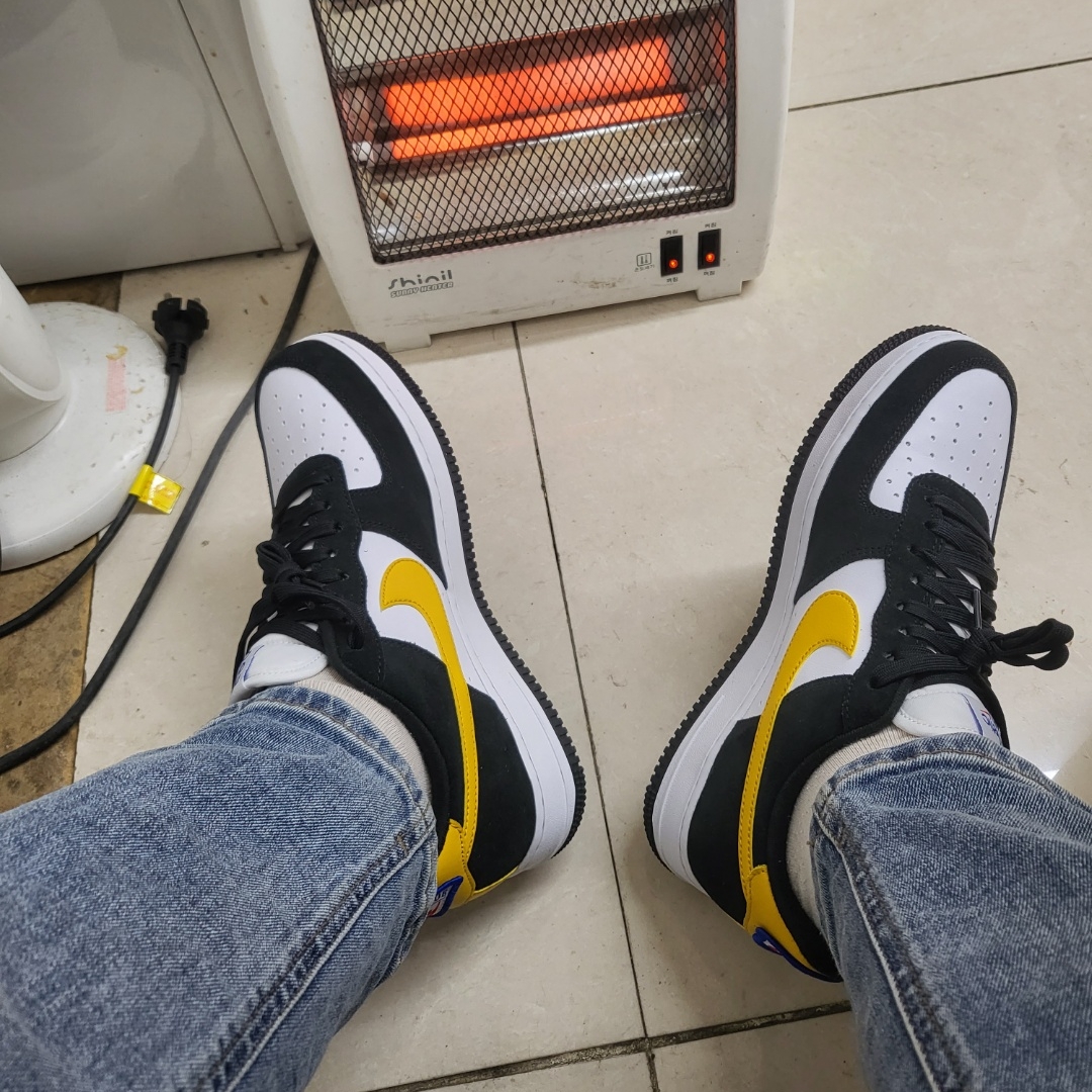 Nike Air Force 1 '07 LV8 Athletic Club Black Dark Sulfur 착용 스타일