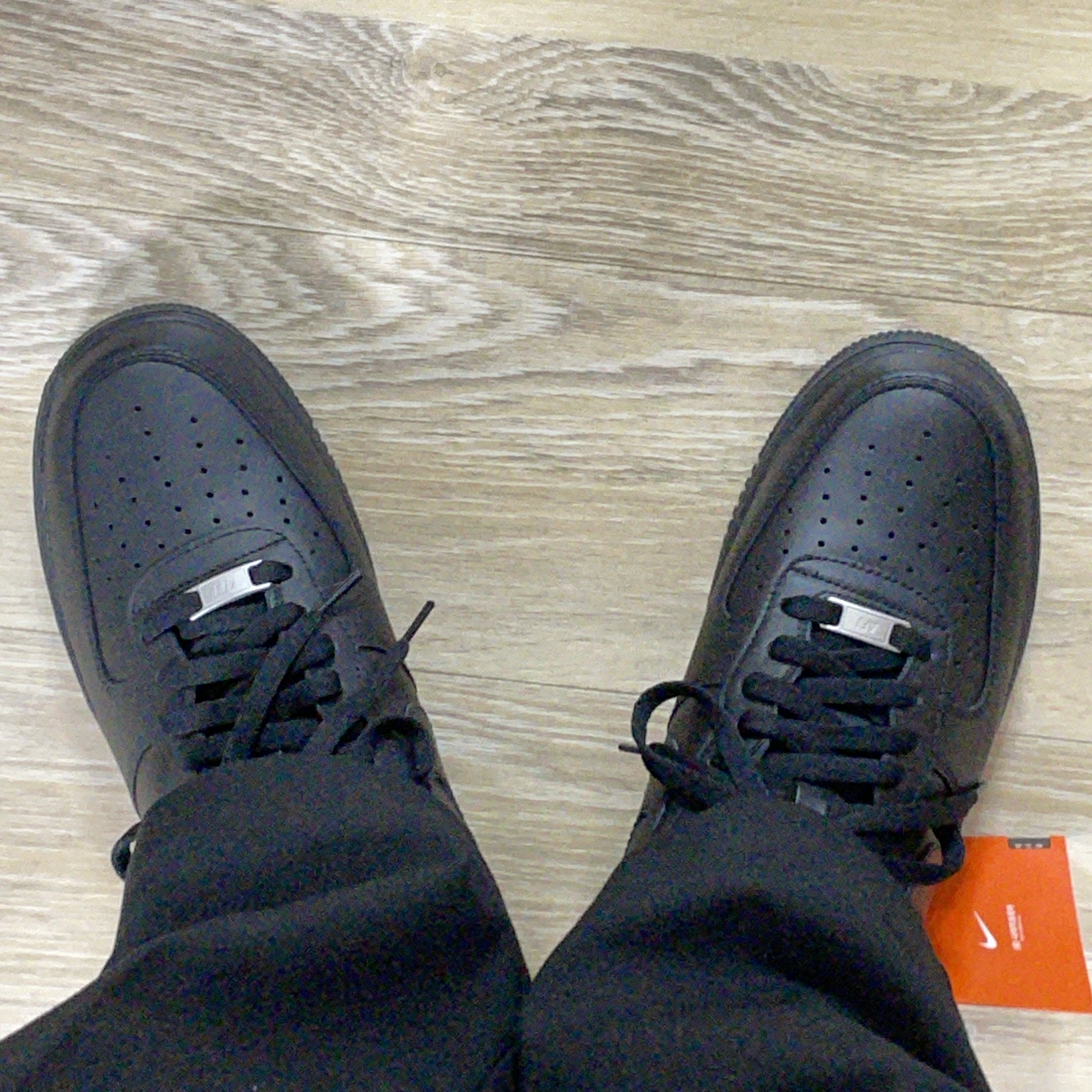 Nike Air Force 1 '07 Low Triple Black 착용 스타일 - 5