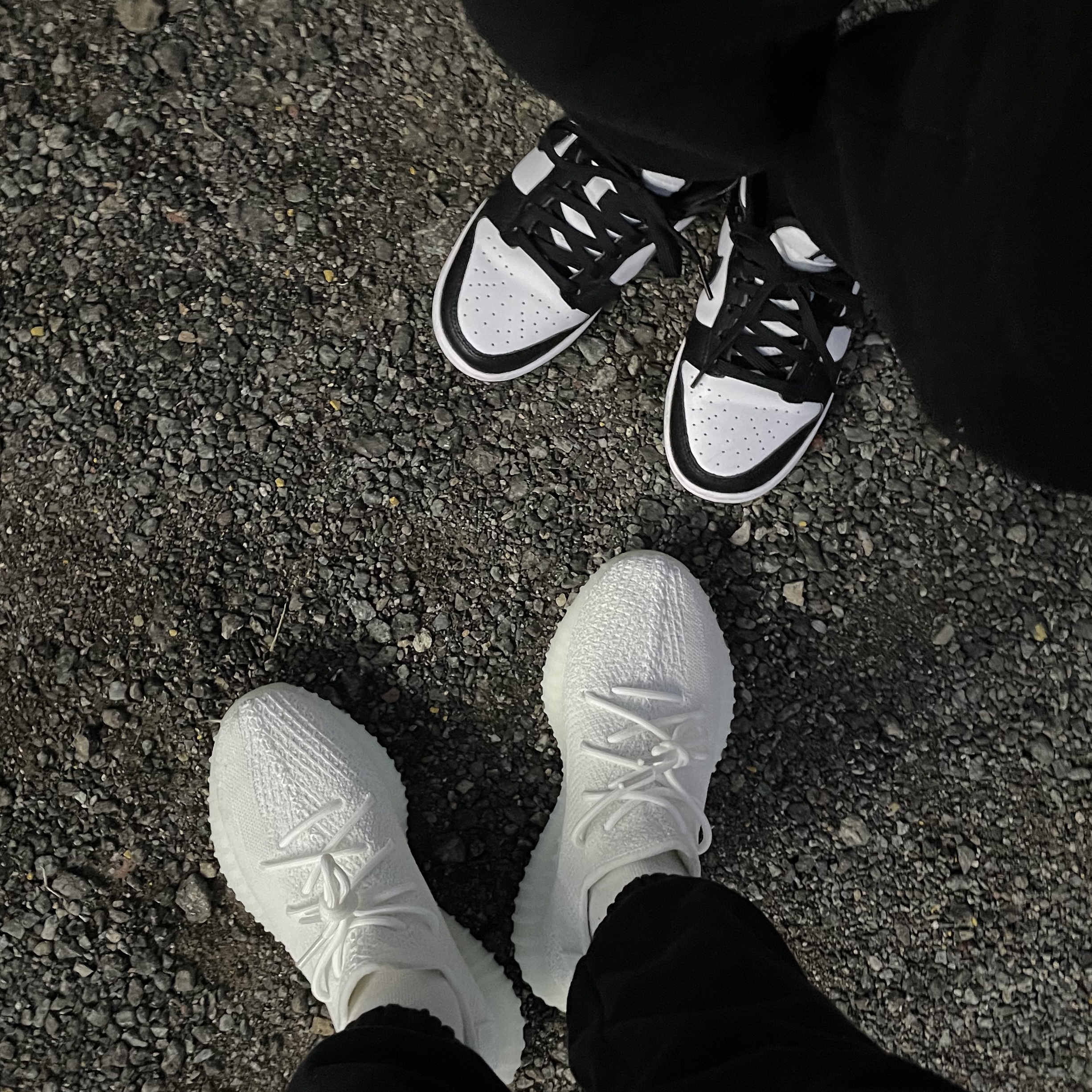 Adidas Yeezy Boost 350 V2 Cream/Triple White, (W) Nike Dunk Low Black 착용 스타일