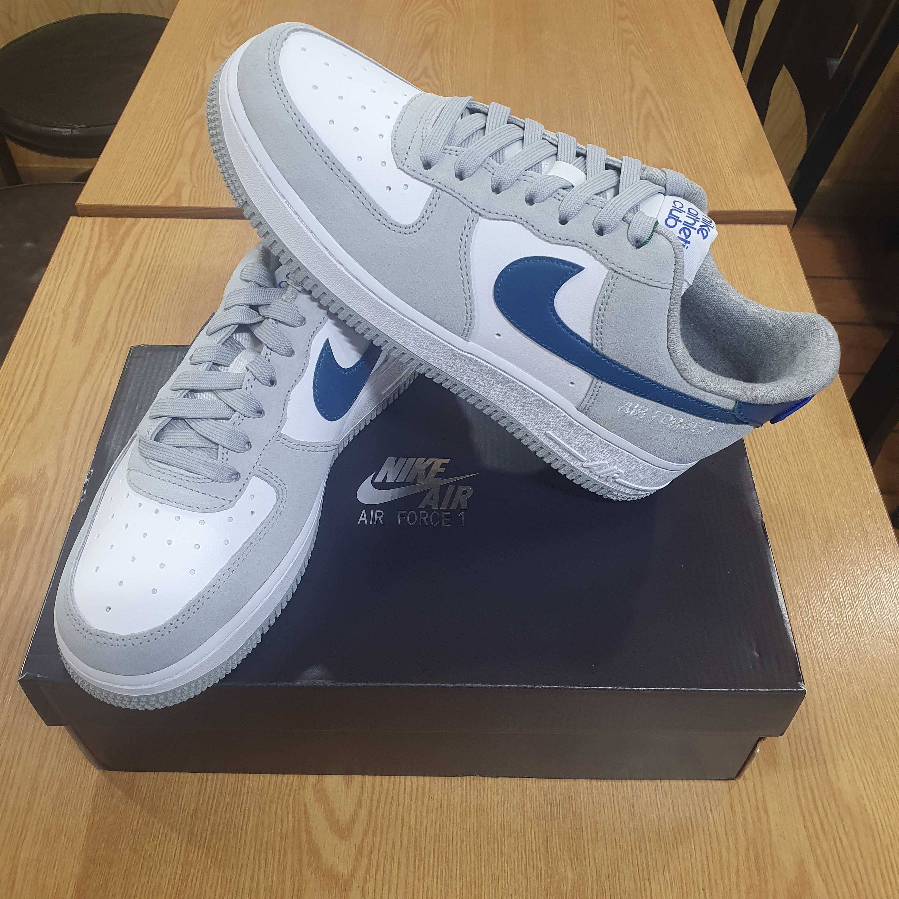 Nike Air Force 1 '07 LV8 Athletic Club Light Smoke Grey Marina 착용 스타일 - 1