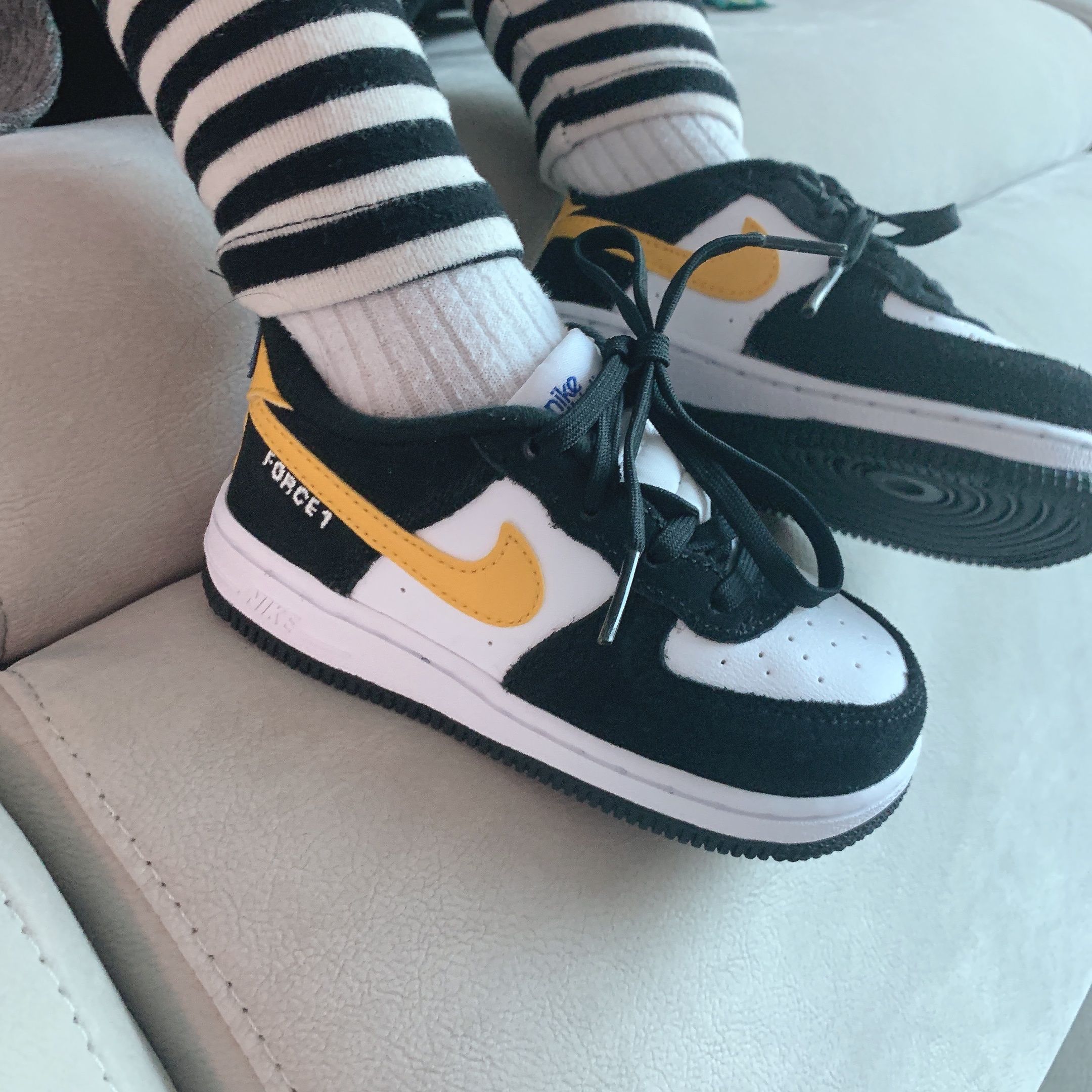 (TD) Nike Force 1 LV8 Athletic Club Black Dark Sulfur 착용 스타일 - 4