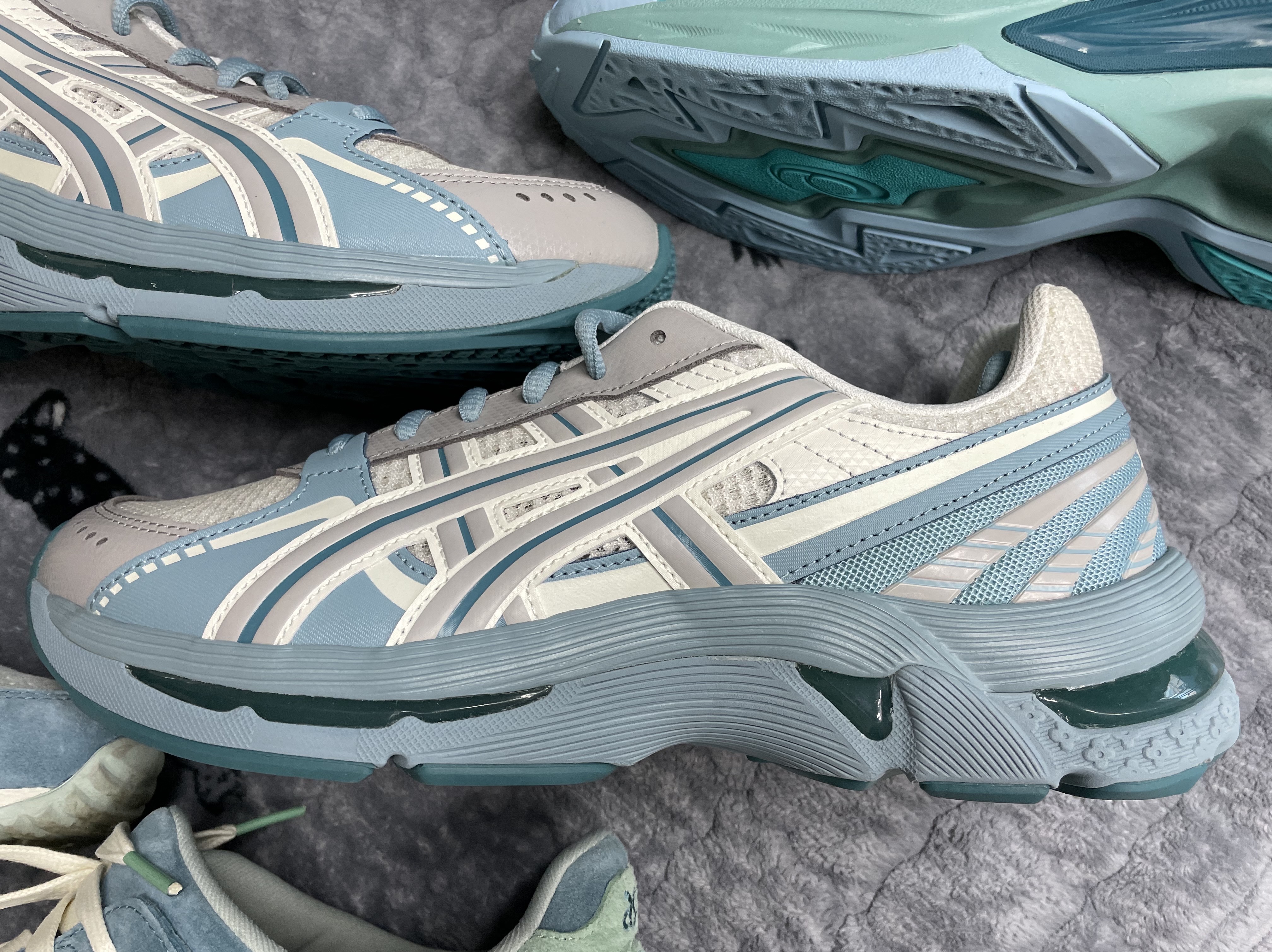 Asics HN2-S Protoblast Shaded Spruce, Asics Gel-Kyrios Cream Oyster Grey 착용 스타일 - 3