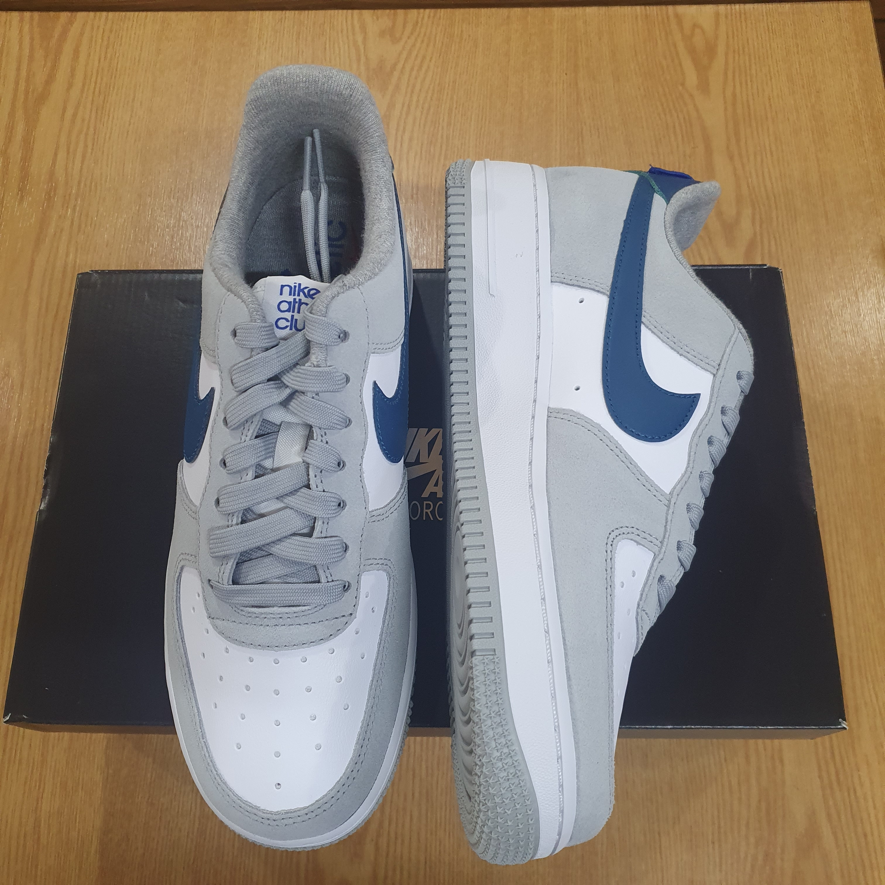 Nike Air Force 1 '07 LV8 Athletic Club Light Smoke Grey Marina 착용 스타일 - 3