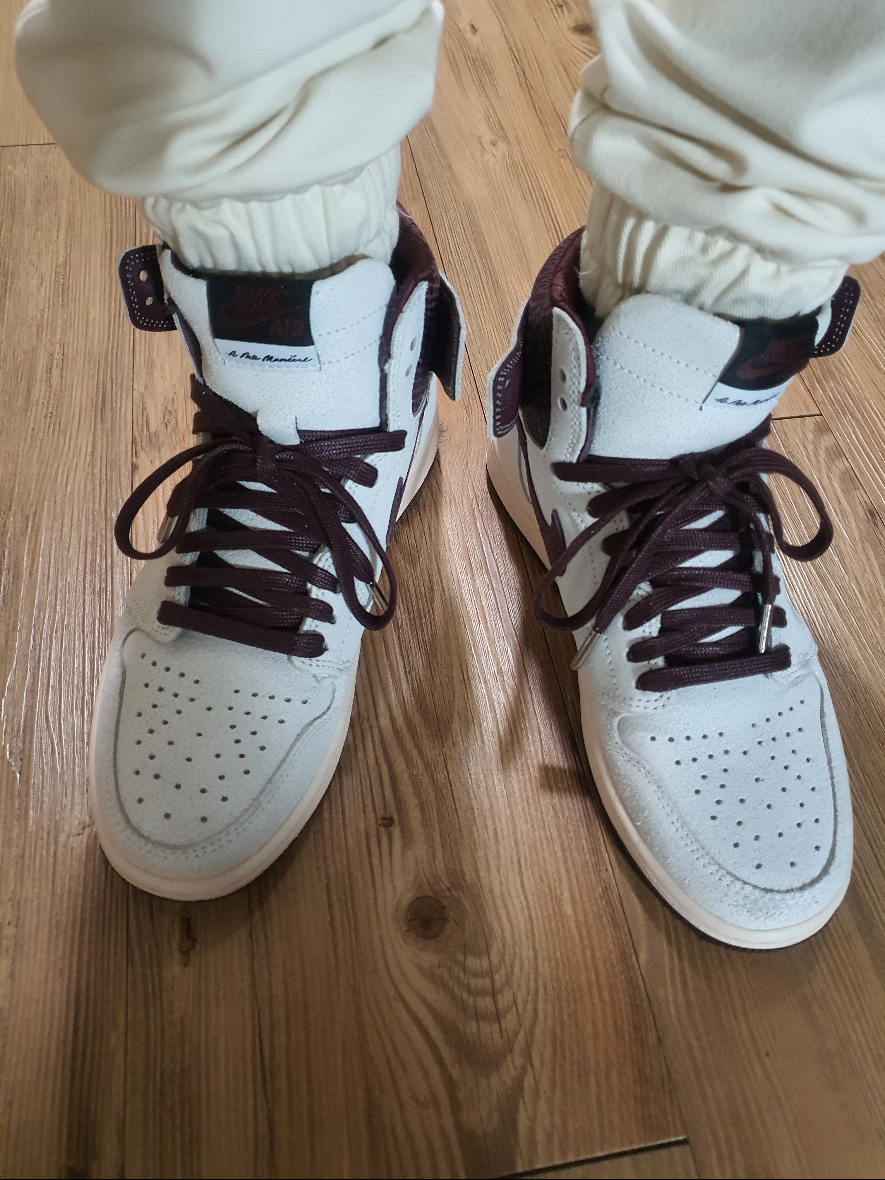 Jordan 1 x A Ma Maniere Retro High OG SP Sail and Burgundy 착용 스타일 - 2