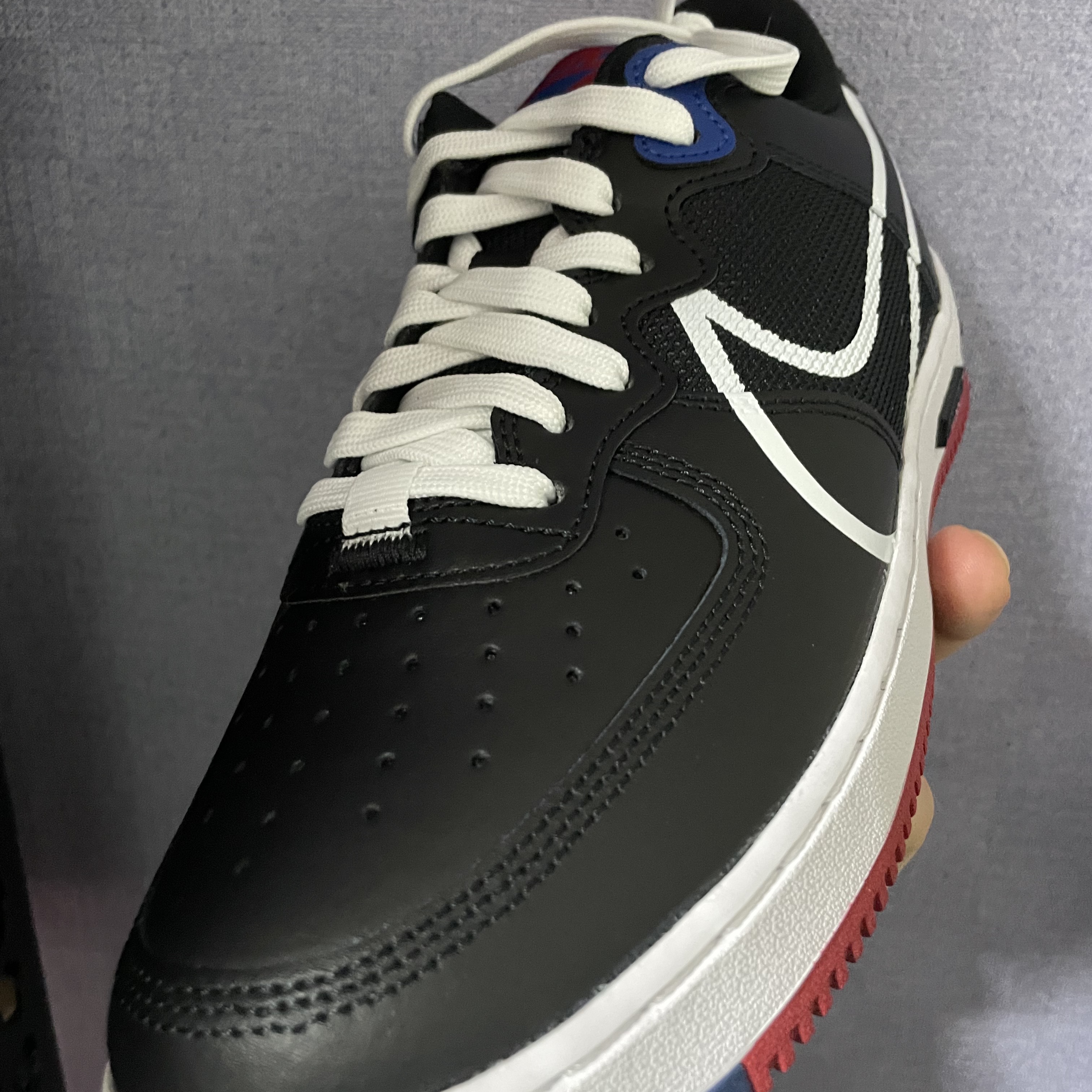 Nike Air Force 1 React Black Gym Red Blue 착용 스타일 - 3