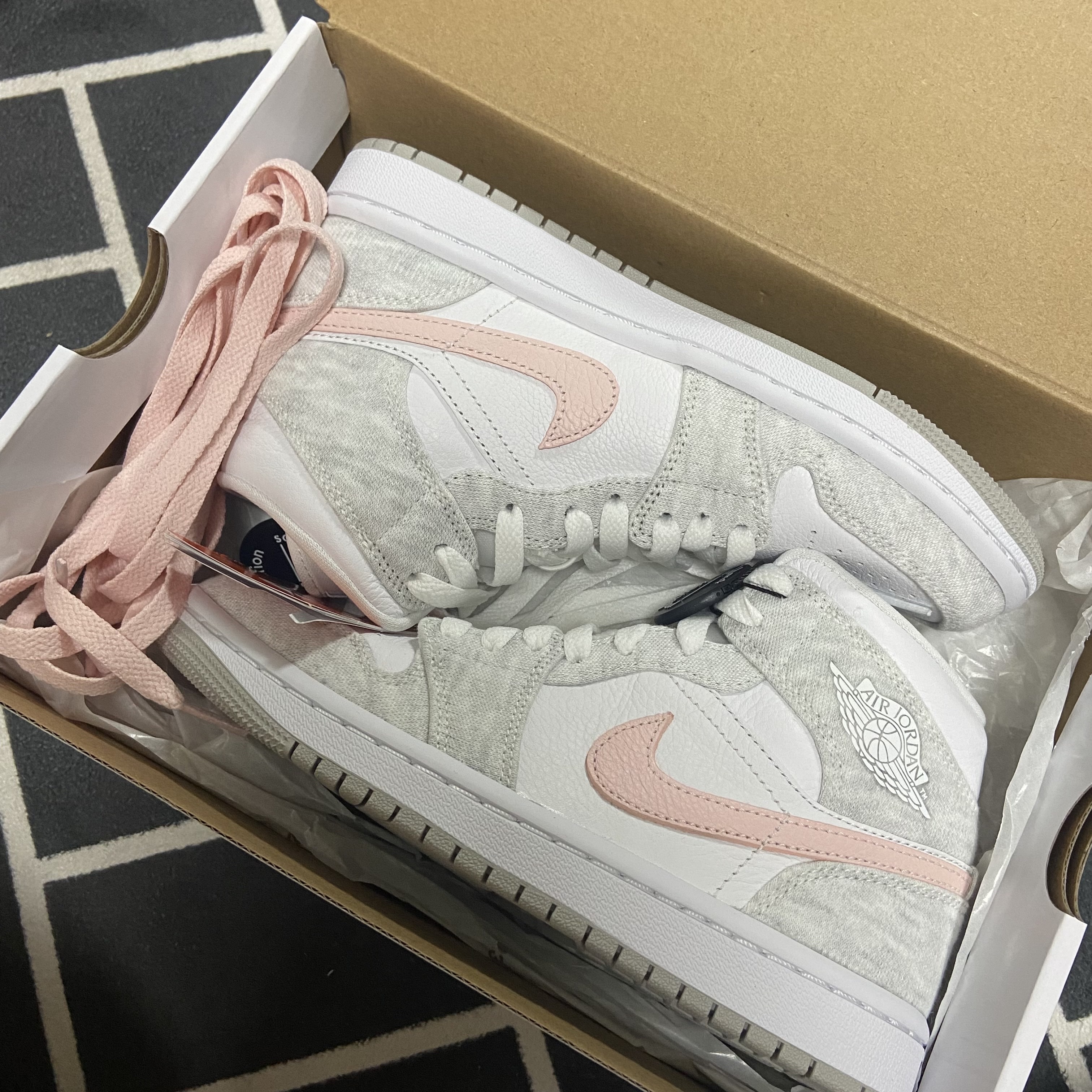 (W) Jordan 1 Mid SE Light Iron Ore 착용 스타일