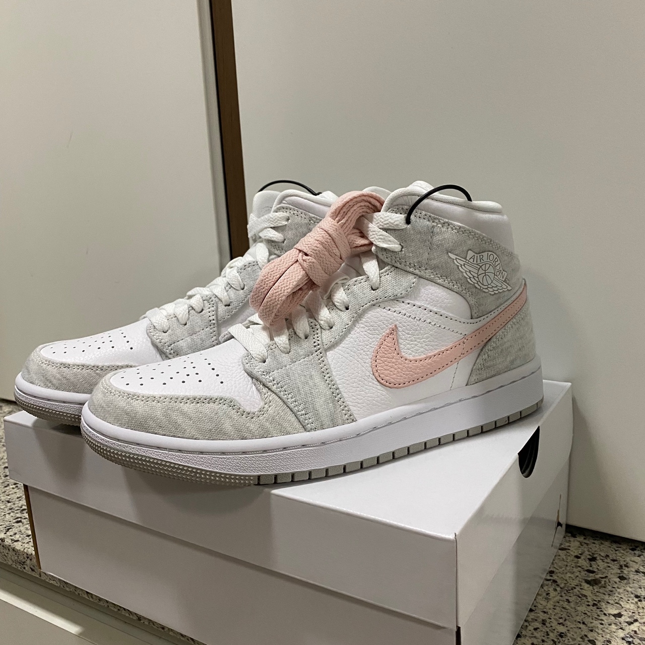 (W) Jordan 1 Mid SE Light Iron Ore 착용 스타일