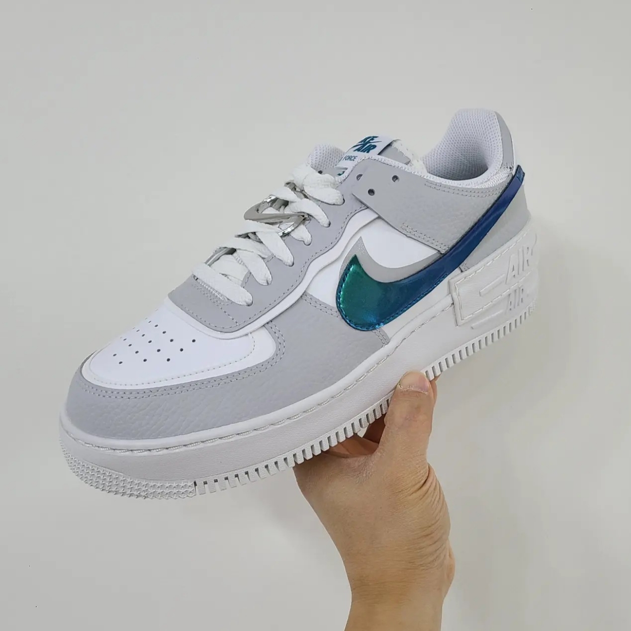 (W) Nike Air Force 1 Shadow Grey Fog Bright Spruce 착용 스타일 - 1