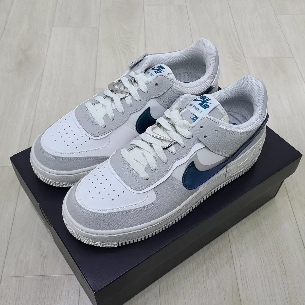 (W) Nike Air Force 1 Shadow Grey Fog Bright Spruce 착용 스타일 - 3