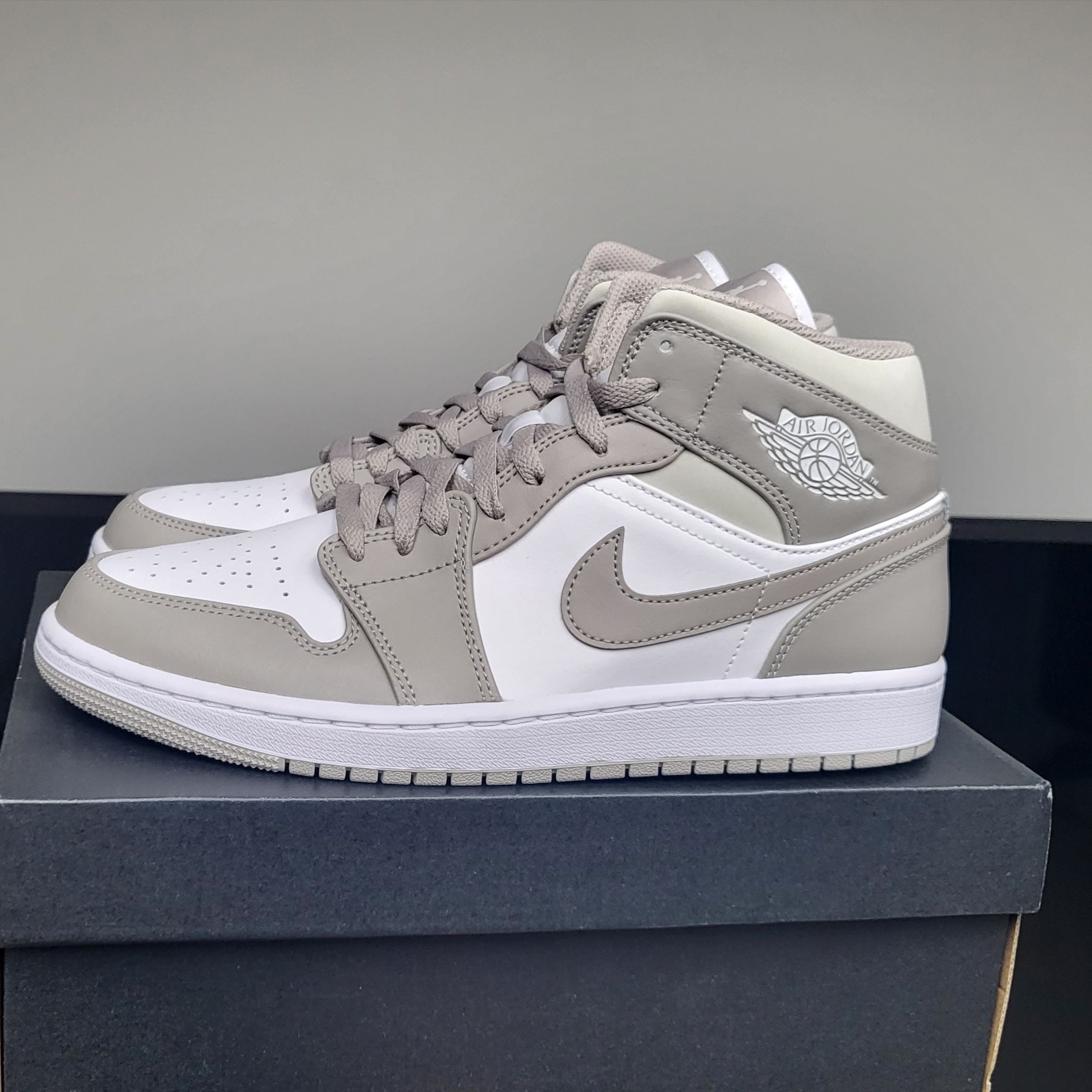 Jordan 1 Mid College Grey 착용 스타일