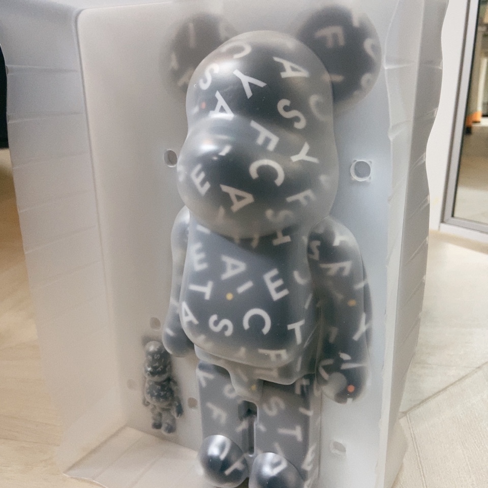 Bearbrick x Casetify 10th Anniversary 100% & 400% Set 착용 스타일 - 1