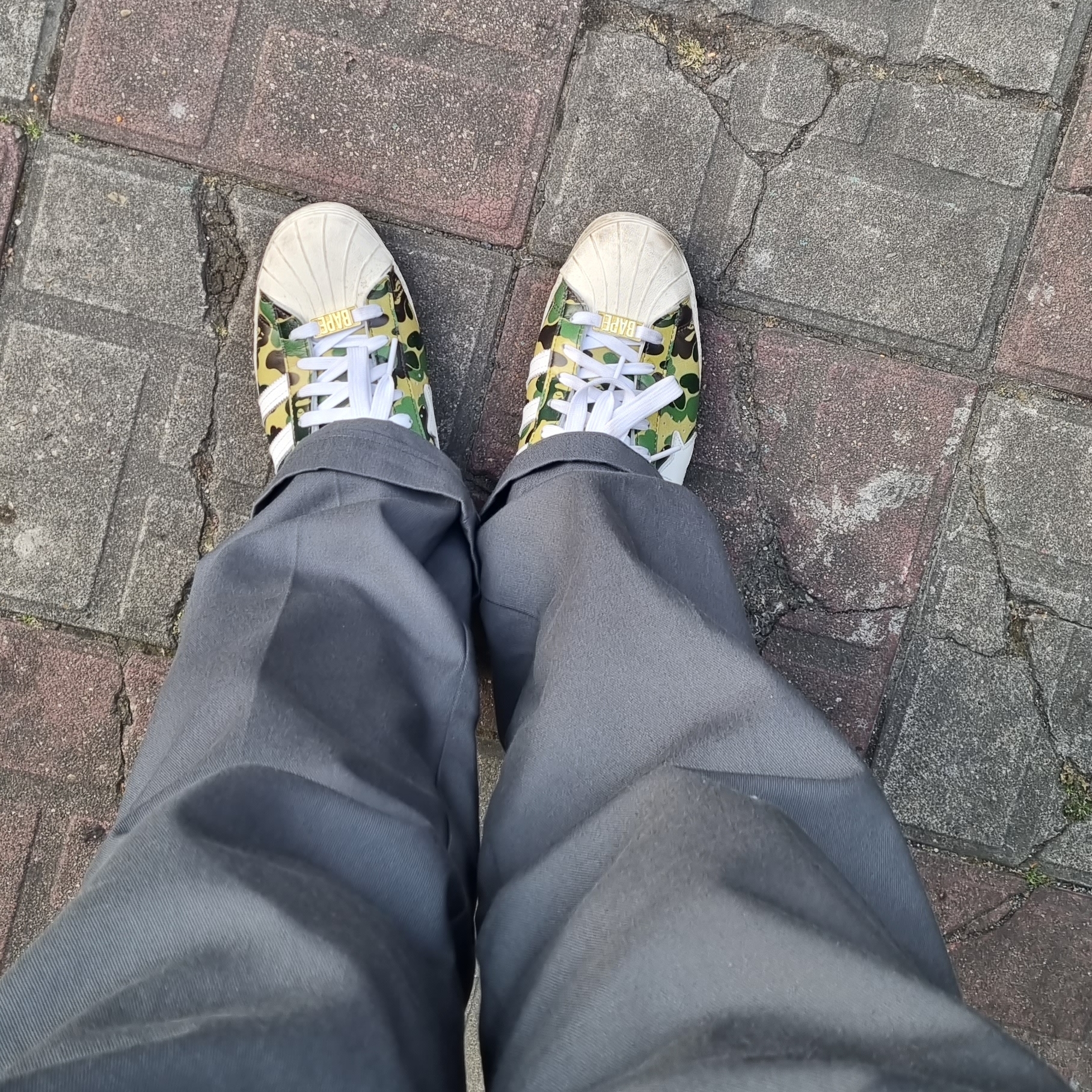 Adidas x BAPE Superstar 80s Green Camo 착용 스타일