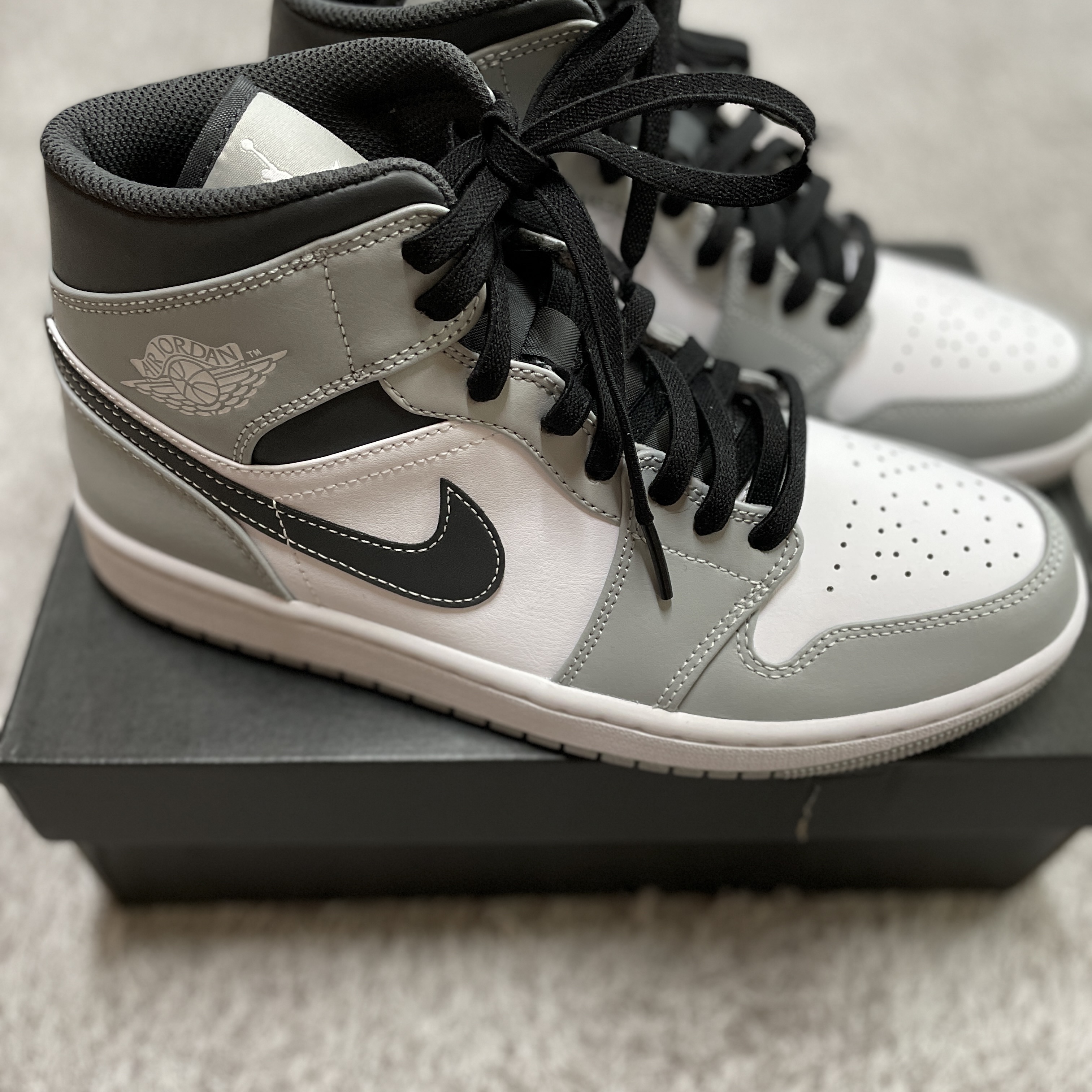 Jordan 1 Mid Light Smoke Grey Anthracite 착용 스타일 - 2