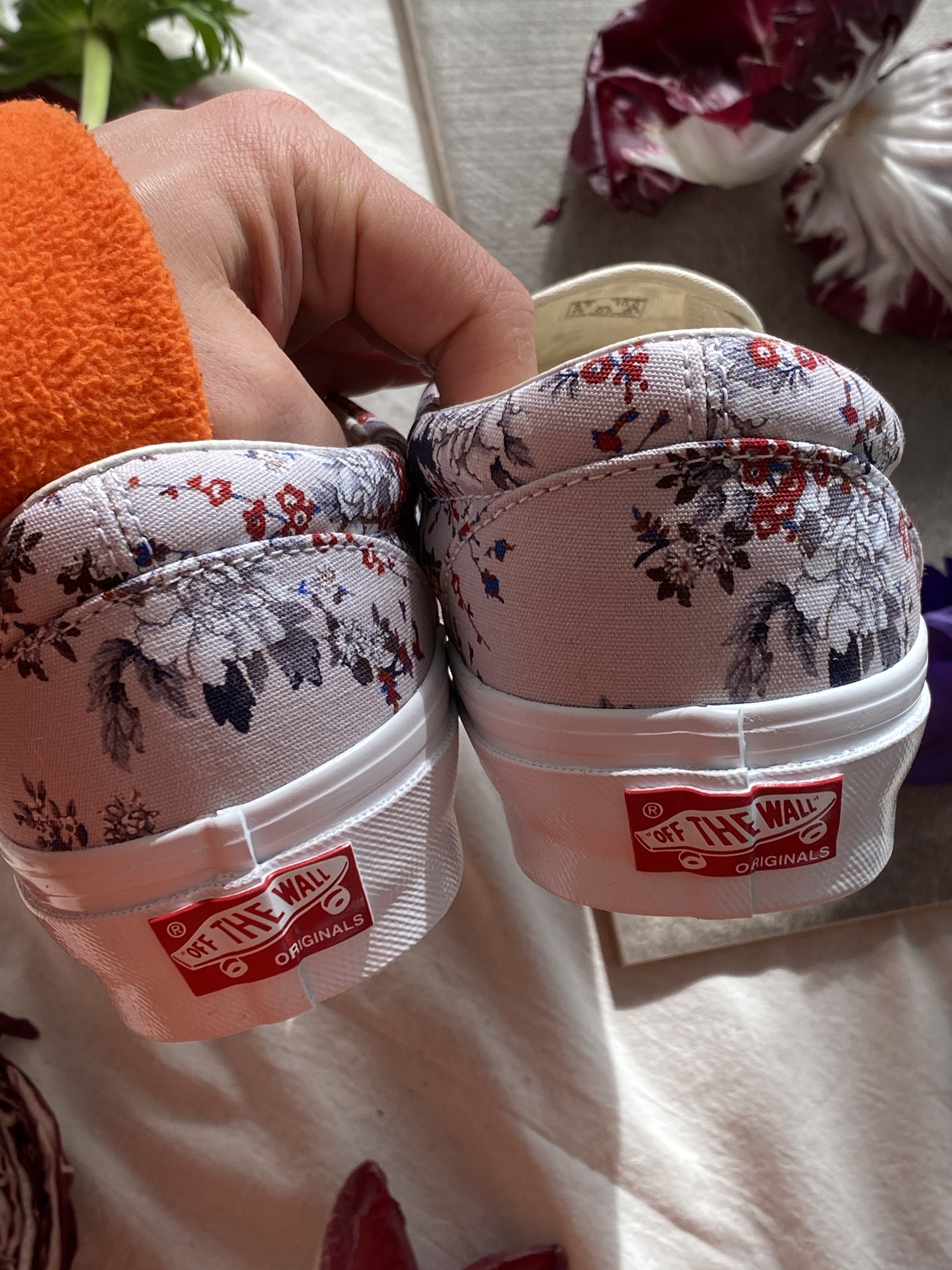 Vans Vault x Kith 10th Anniversary OG Classic Slip-On LX Floral Turtledove 착용 스타일 - 4
