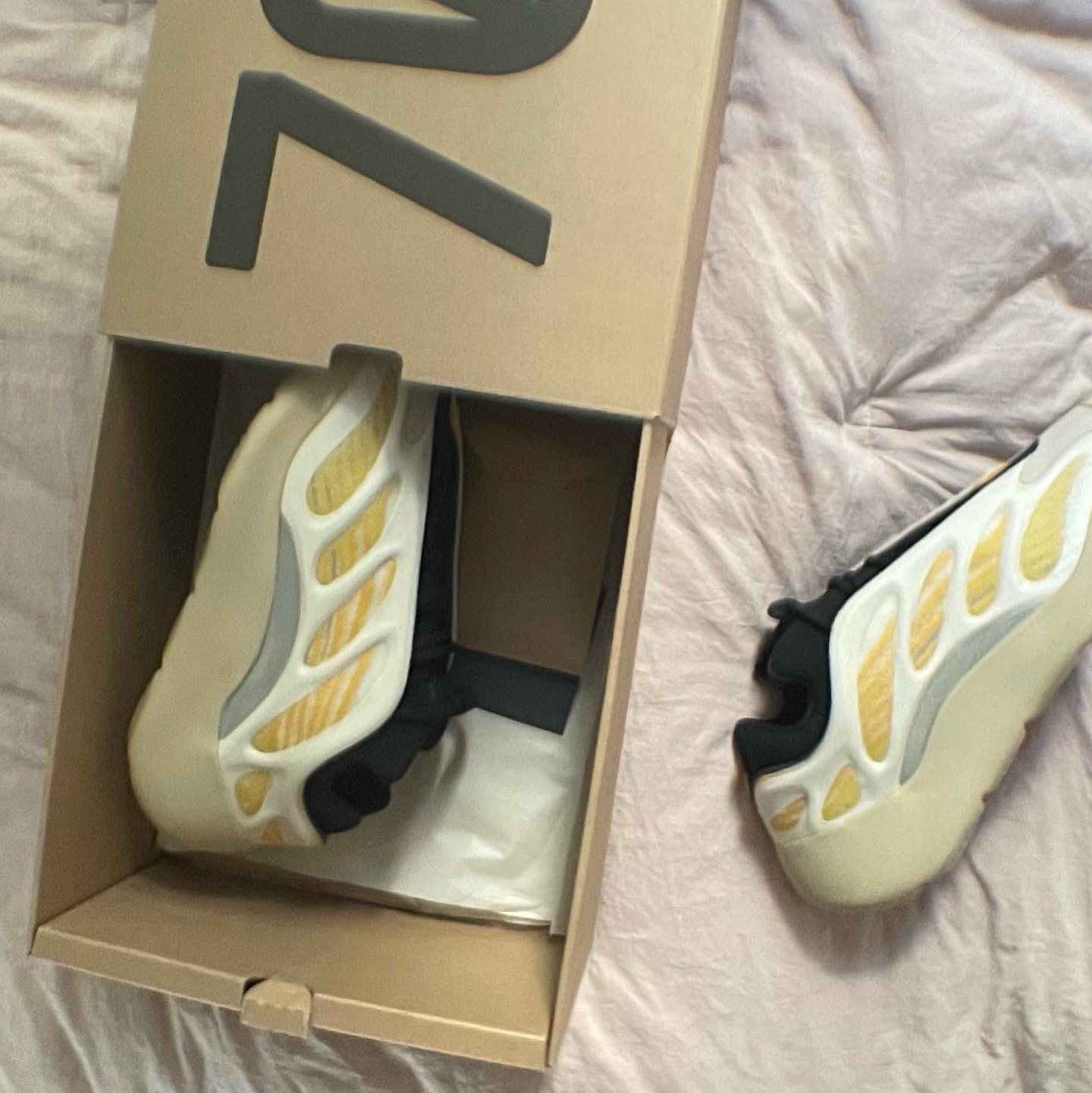 Adidas Yeezy 700 V3 Safflower 착용 스타일 - 3