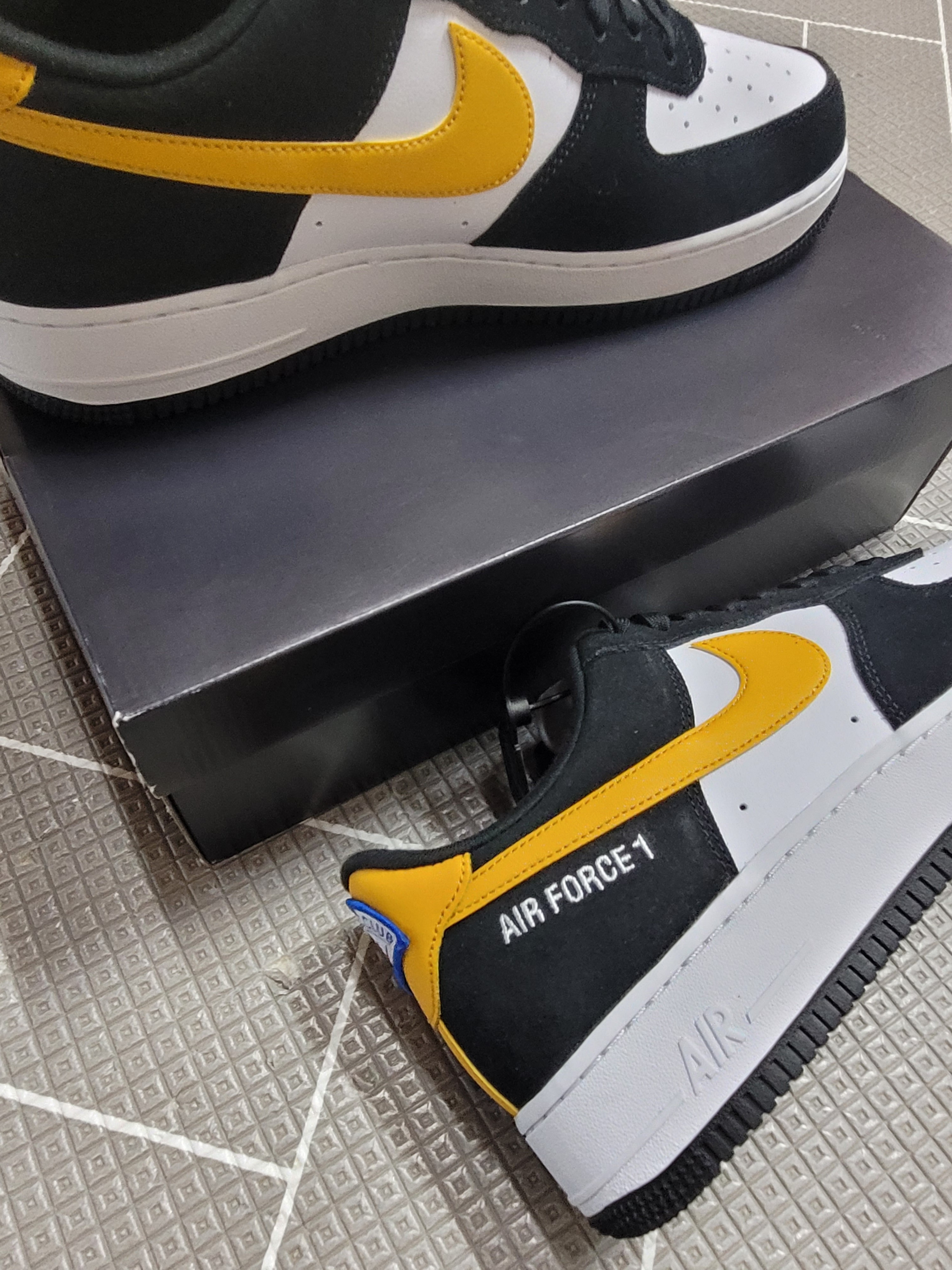 Nike Air Force 1 '07 LV8 Athletic Club Black Dark Sulfur 착용 스타일 - 1