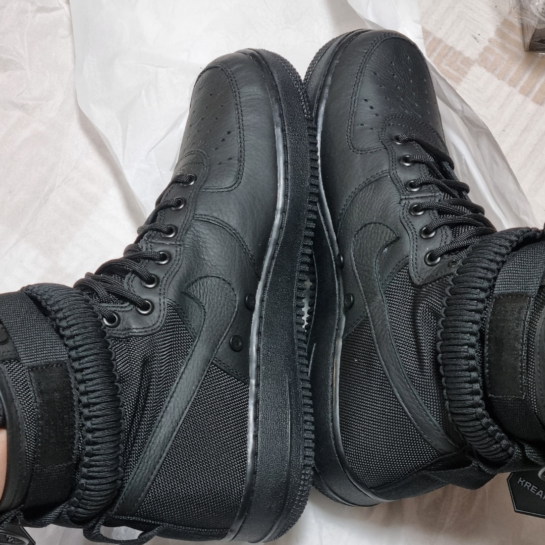 Nike SF Air Force 1 High Triple Black 착용 스타일