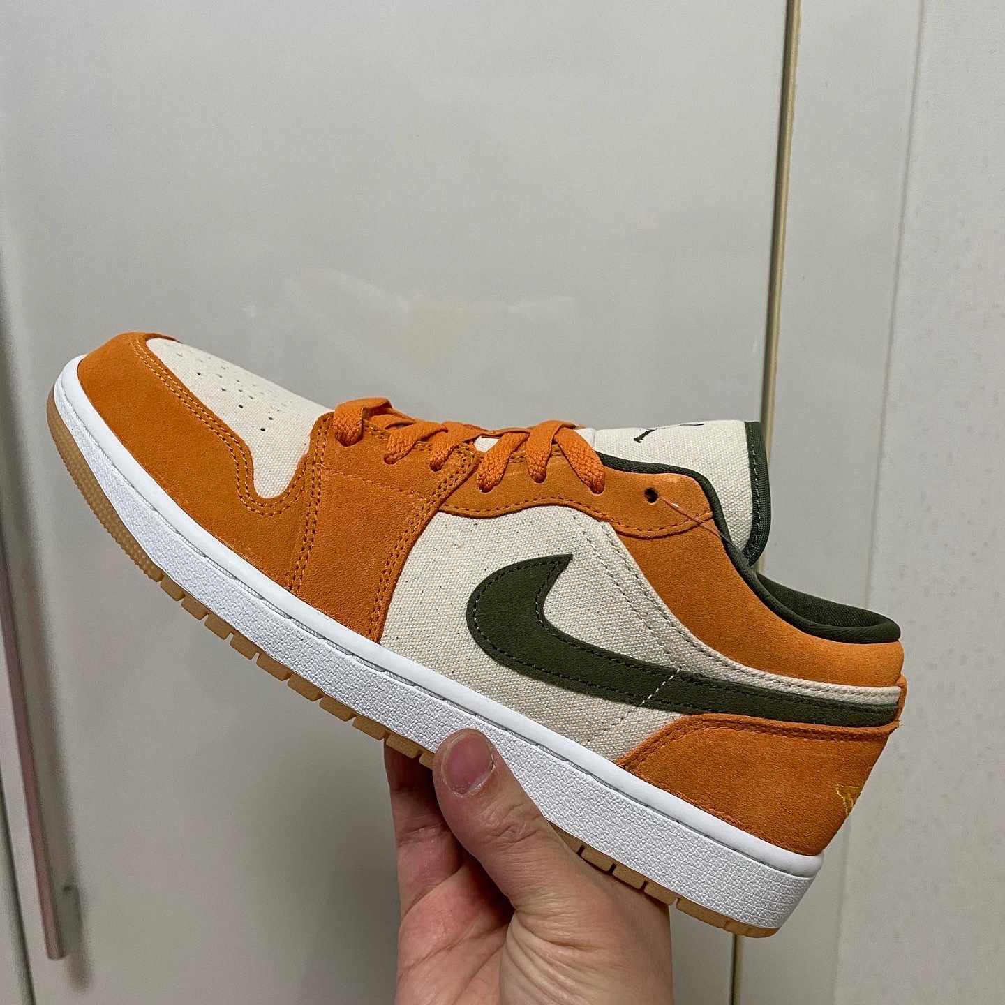 Jordan 1 Low SE Light Curry 착용 스타일 - 1