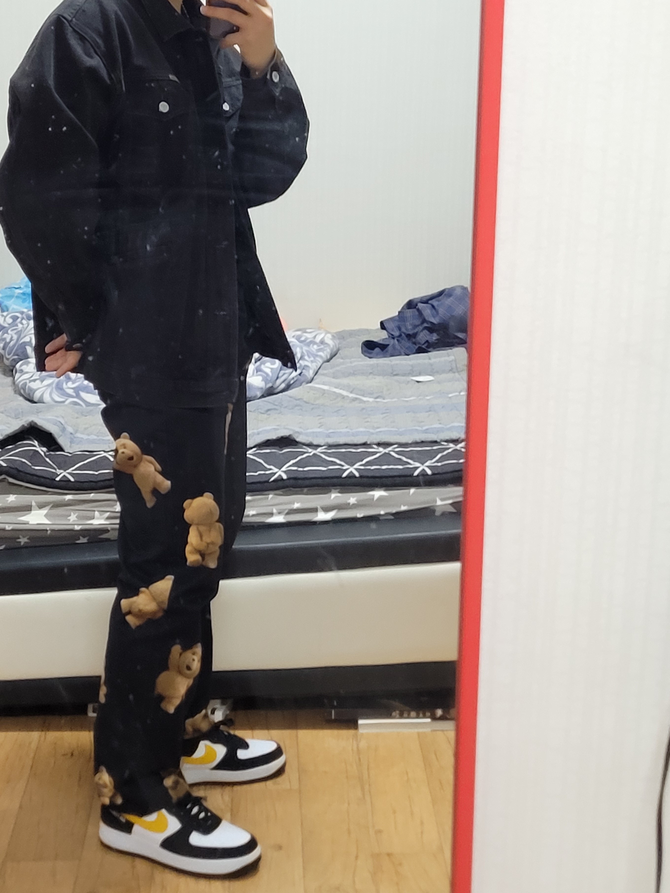 Nike Air Force 1 '07 LV8 Athletic Club Black Dark Sulfur 착용 스타일 - 2