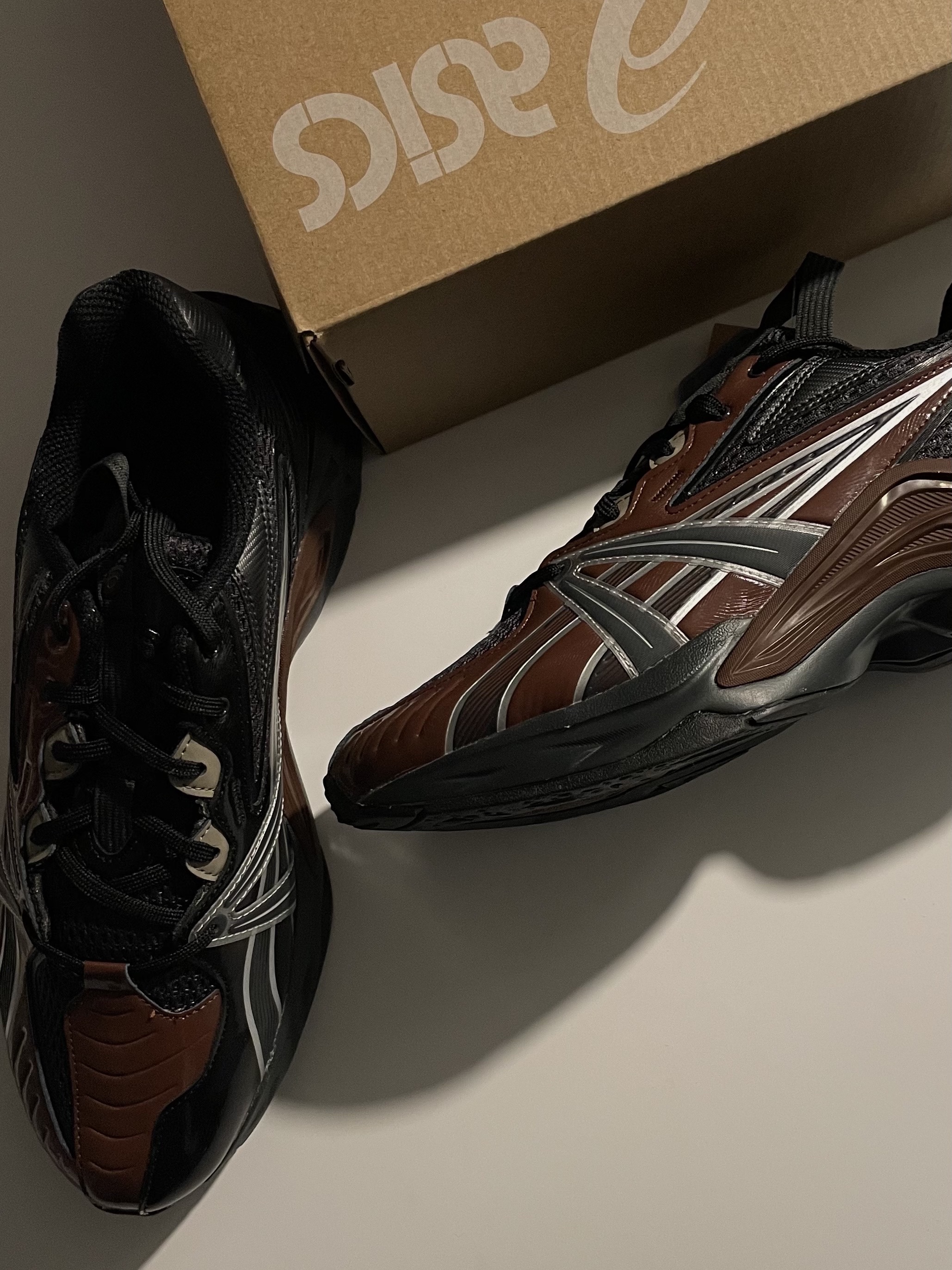 Asics HN2-S Protoblast Chocolate Brown 착용 스타일 - 3