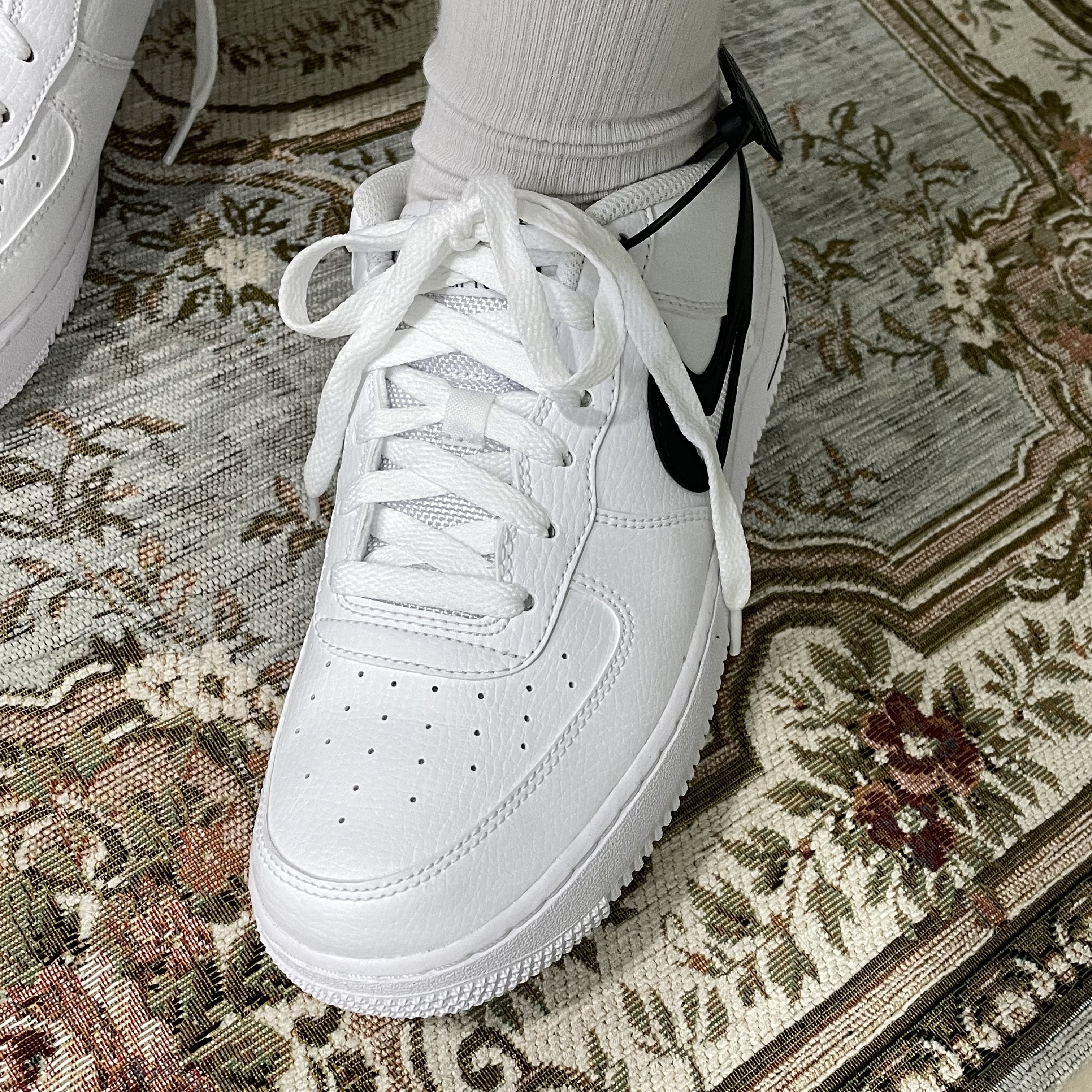 (GS) Nike Air Force 1 Cut Out Swoosh White Black 착용 스타일