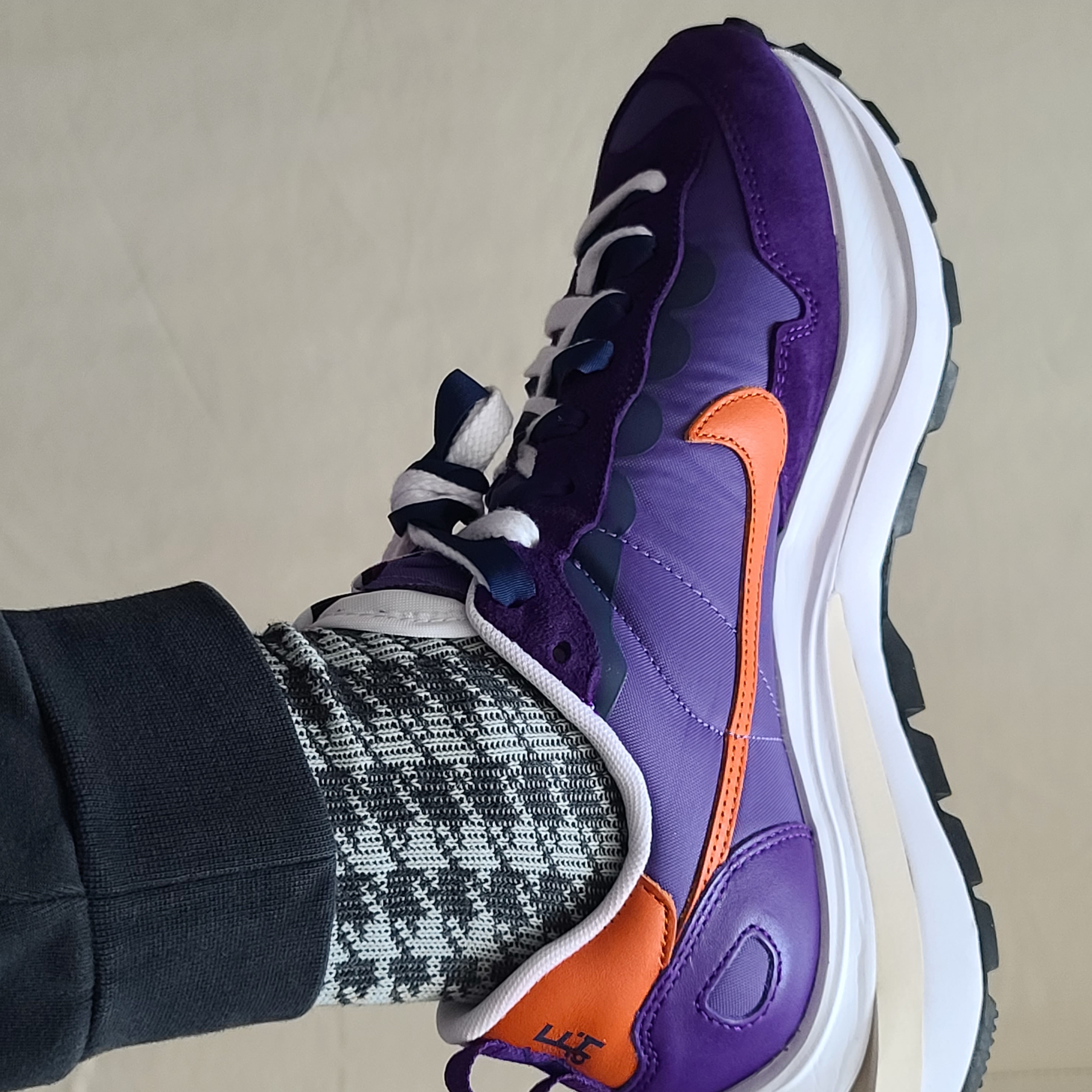 Nike x Sacai VaporWaffle Dark Iris 착용 스타일 - 2