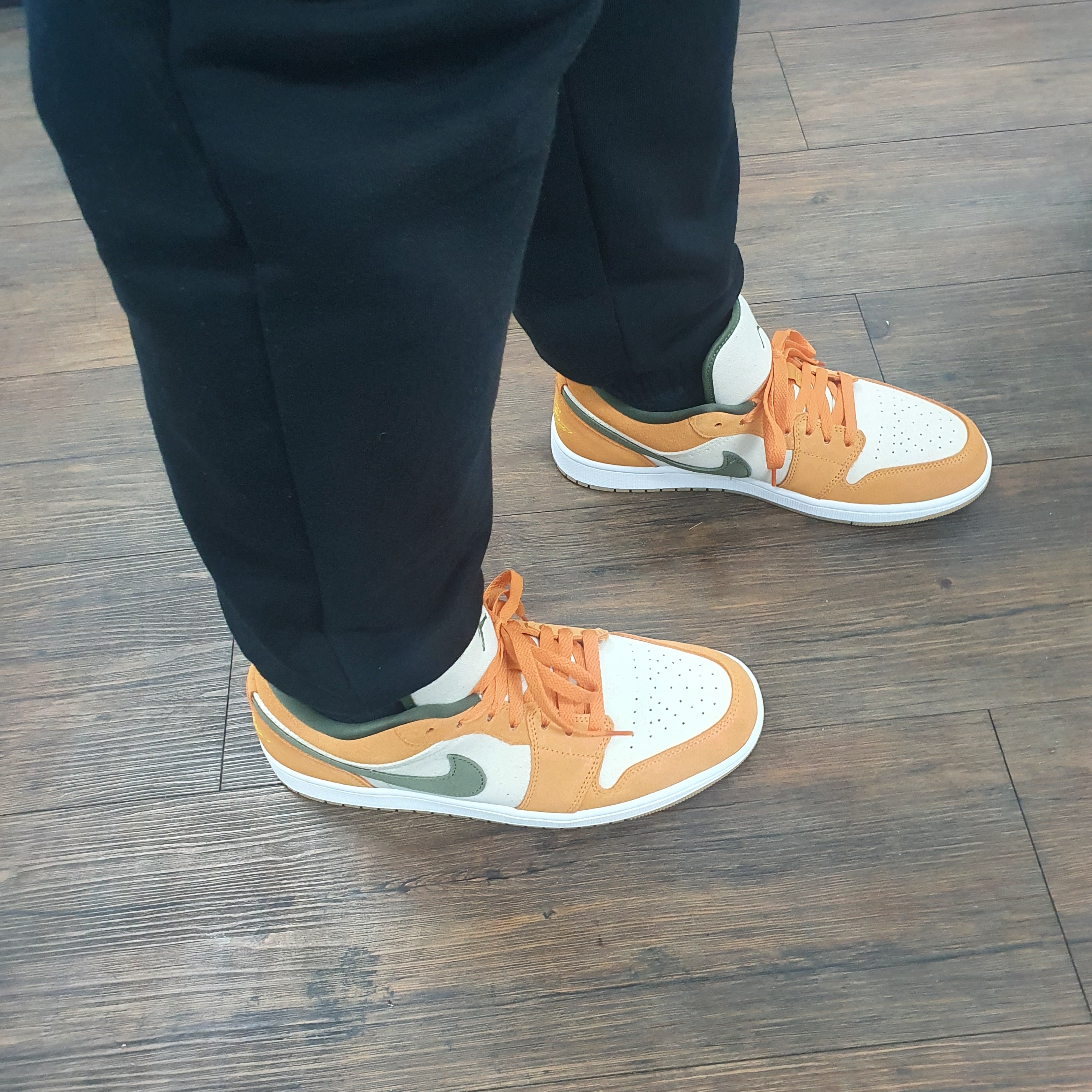 Jordan 1 Low SE Light Curry 착용 스타일 - 3