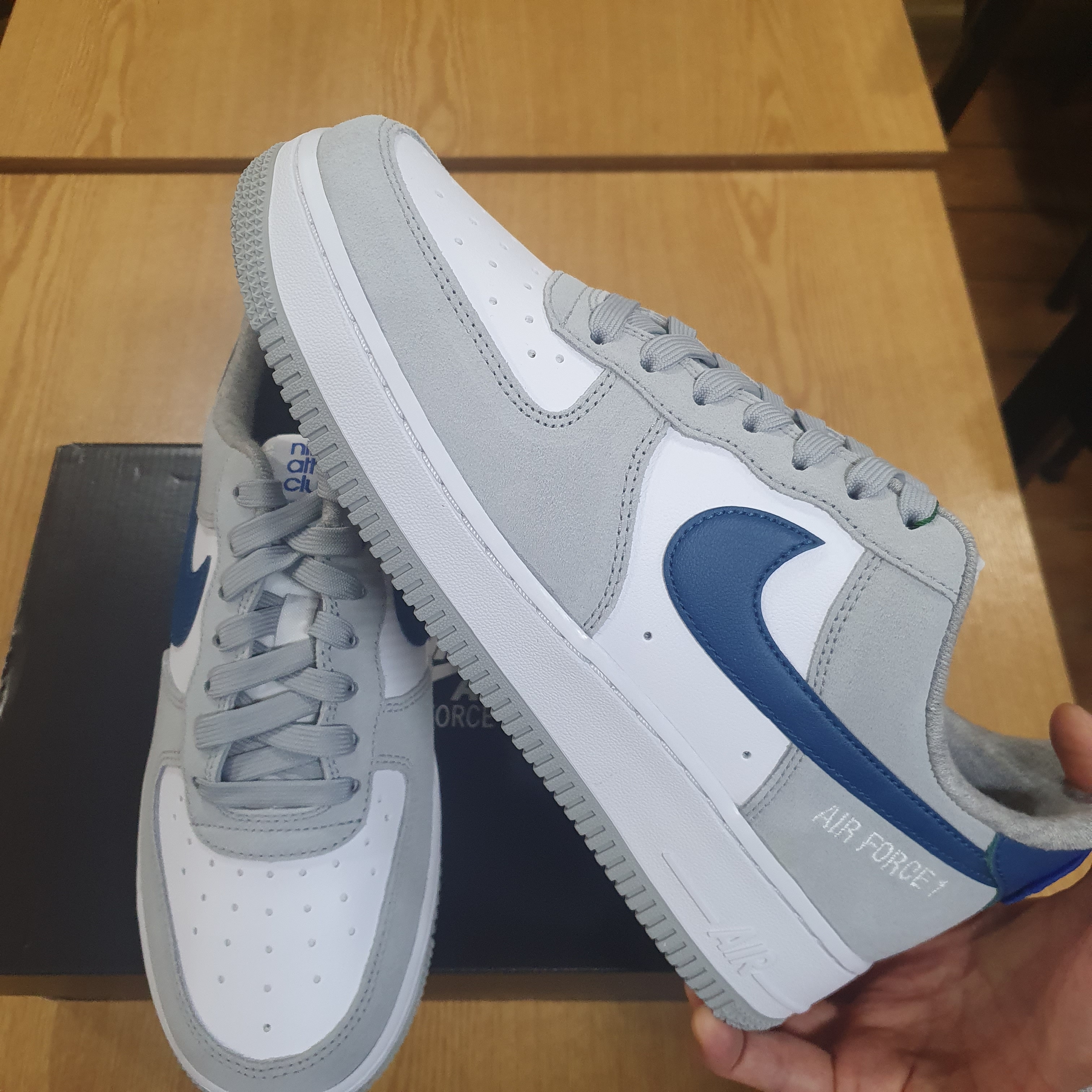 Nike Air Force 1 '07 LV8 Athletic Club Light Smoke Grey Marina 착용 스타일 - 4
