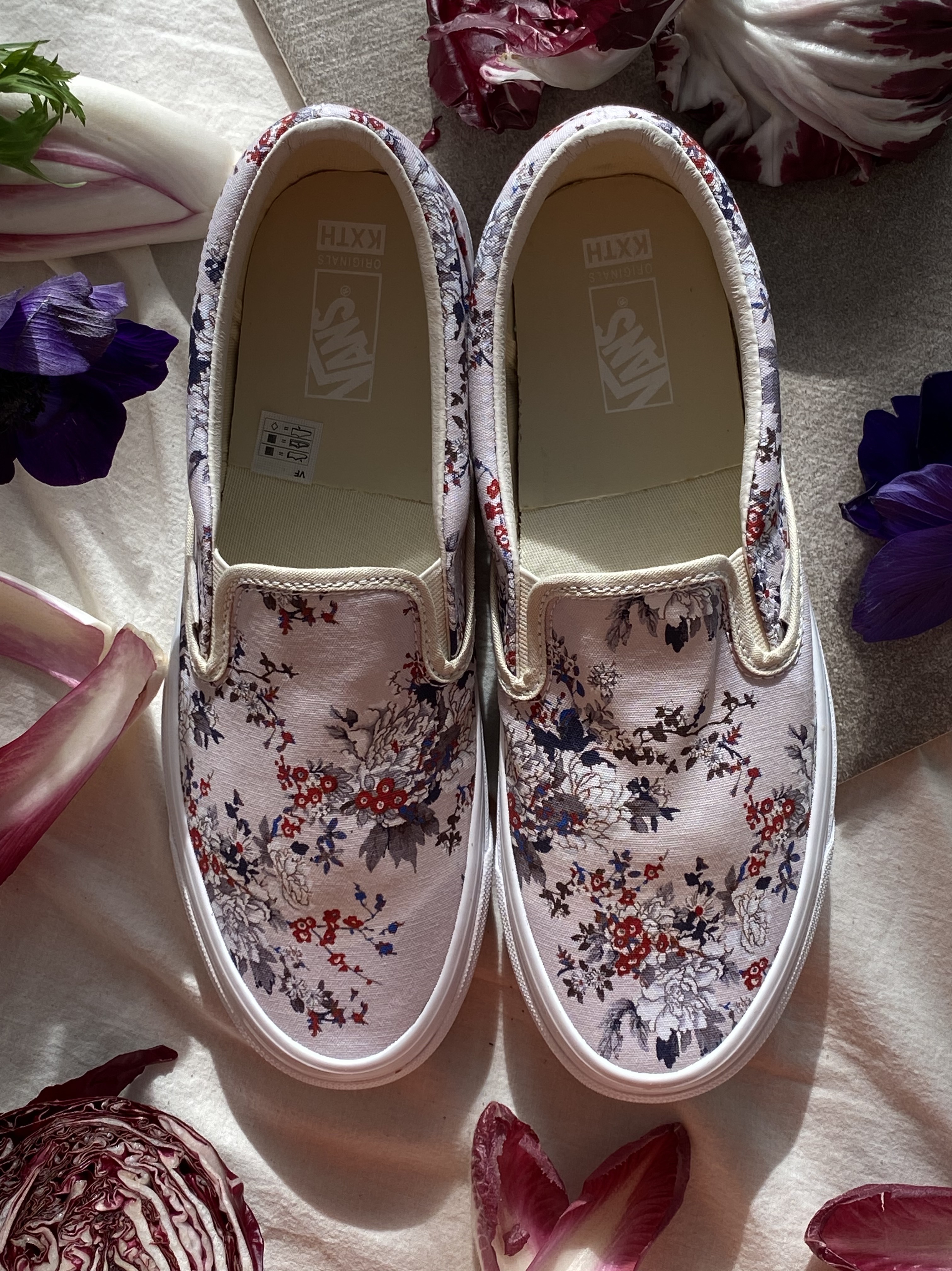 Vans Vault x Kith 10th Anniversary OG Classic Slip-On LX Floral Turtledove 착용 스타일 - 1
