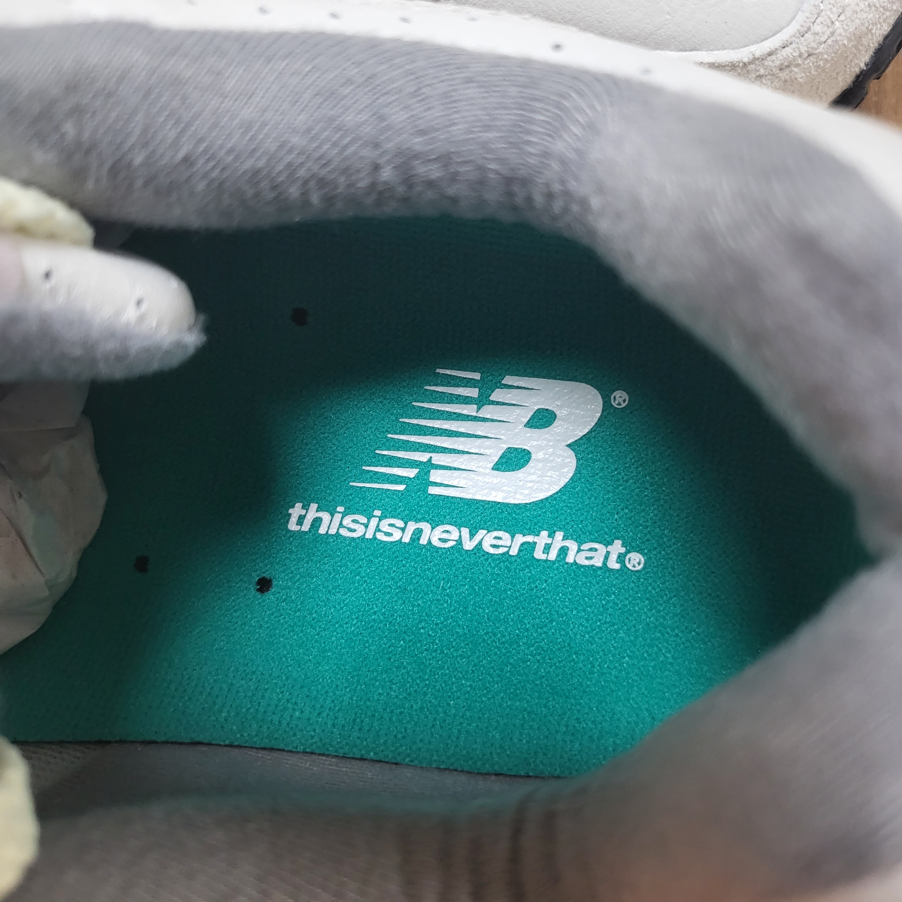 New Balance x Thisisneverthat 860v2 White 착용 스타일 - 4