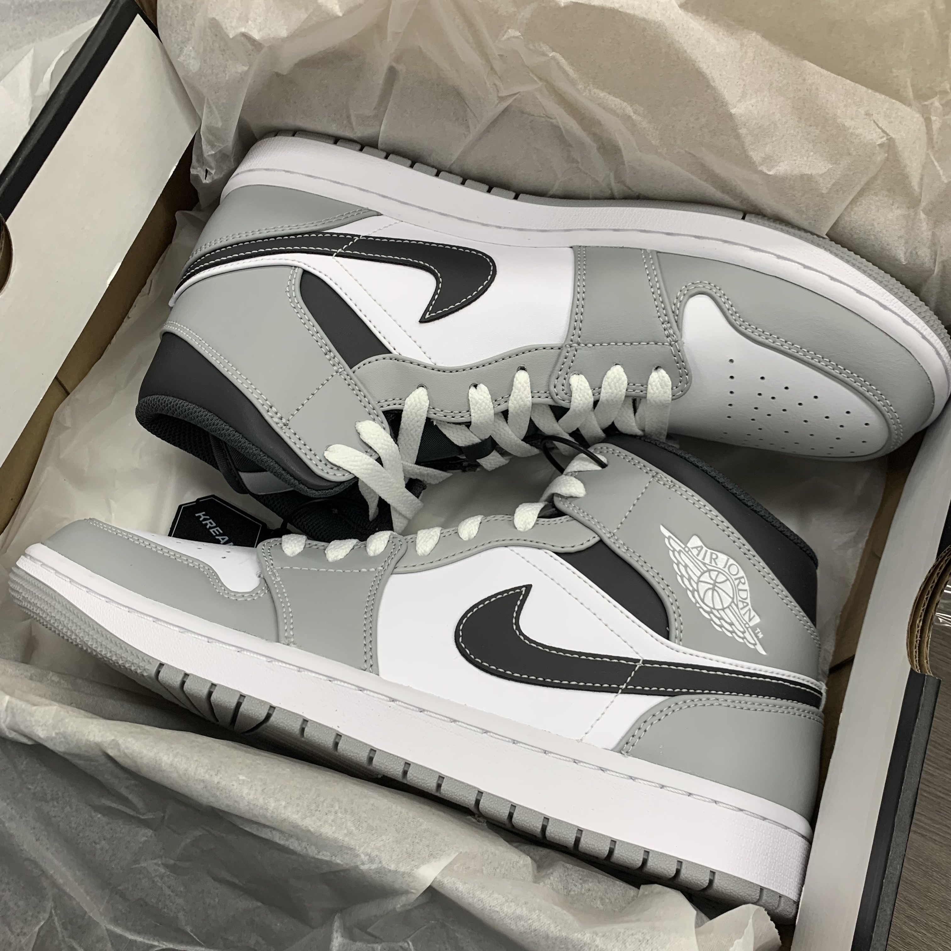 Jordan 1 Mid Light Smoke Grey Anthracite 착용 스타일 - 1
