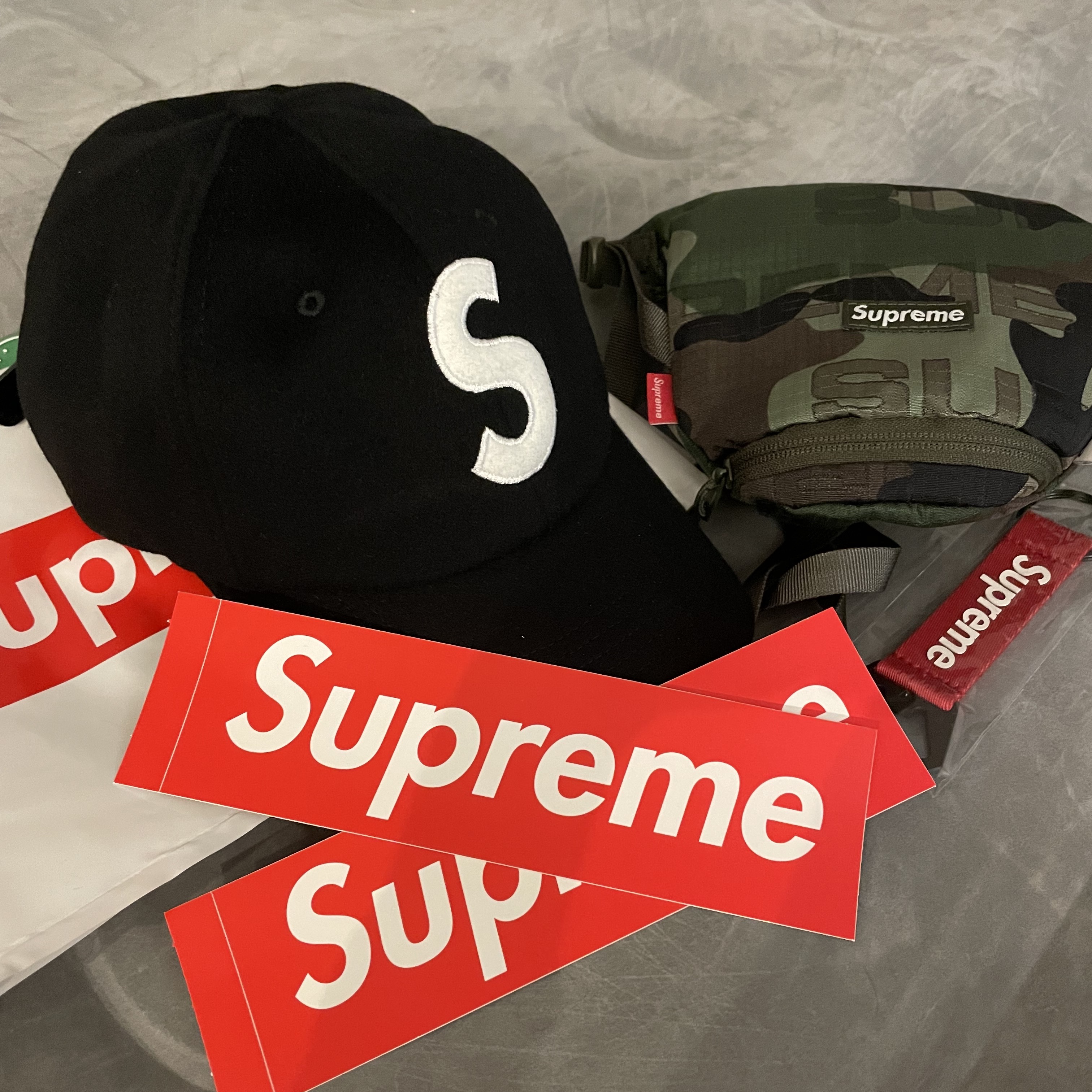 Supreme Ventile S Logo 6-Panel Black - 21FW, Supreme Neck Pouch Woodland Camo - 21FW 착용 스타일