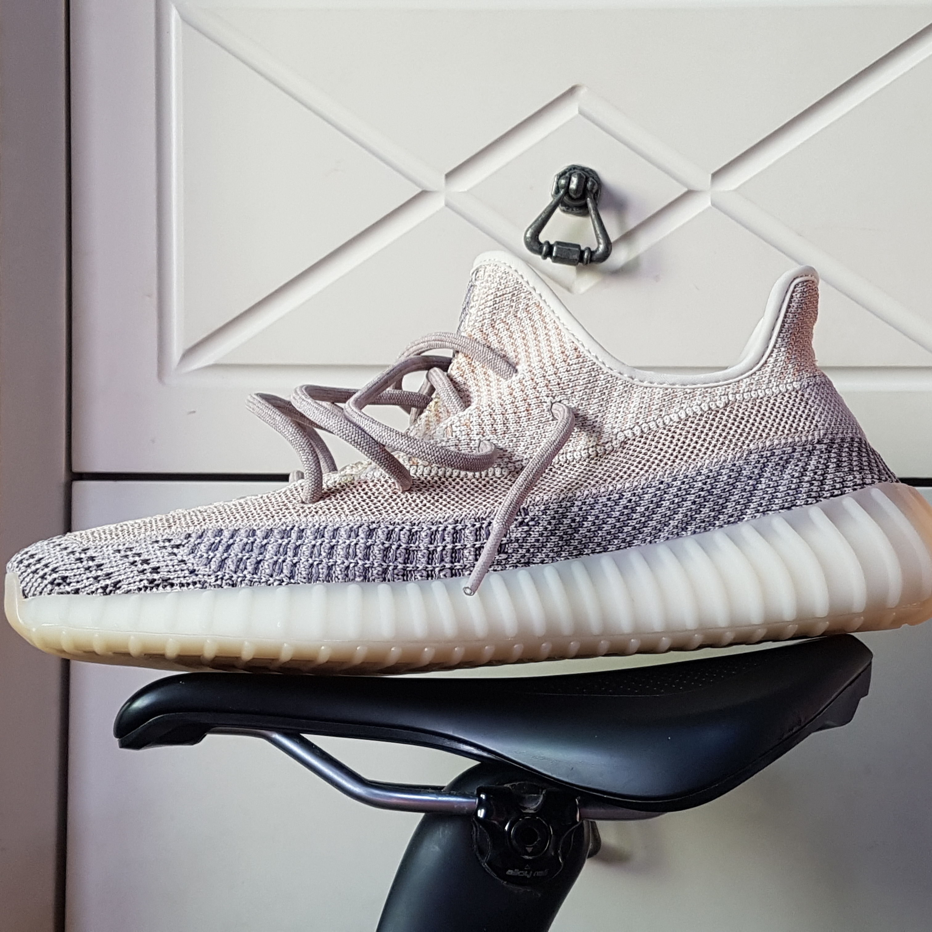 Adidas Yeezy Boost 350 V2 Ash Pearl 착용 스타일 - 1