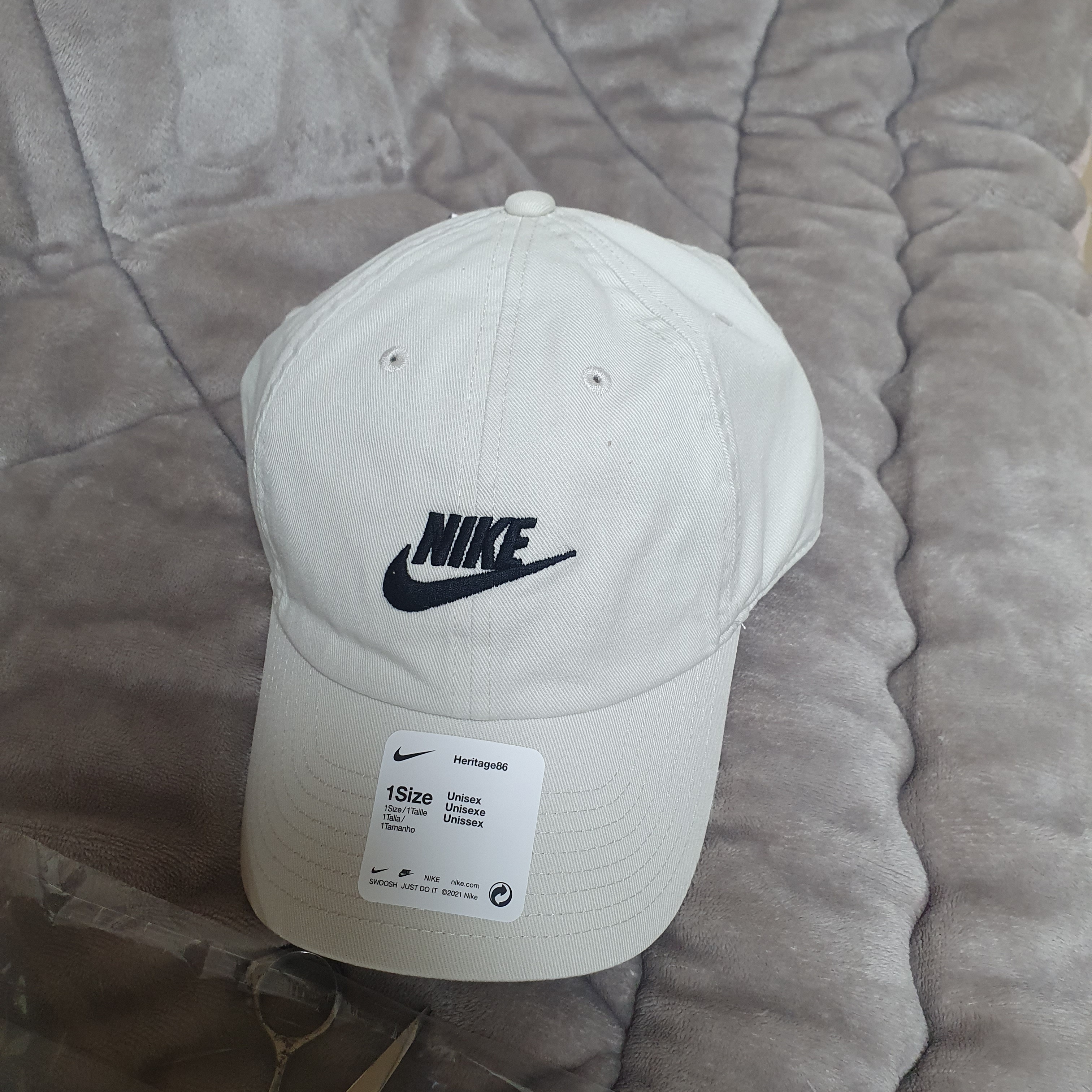 Nike Heritage 86 Futura Washed Cap Light Bone 착용 스타일