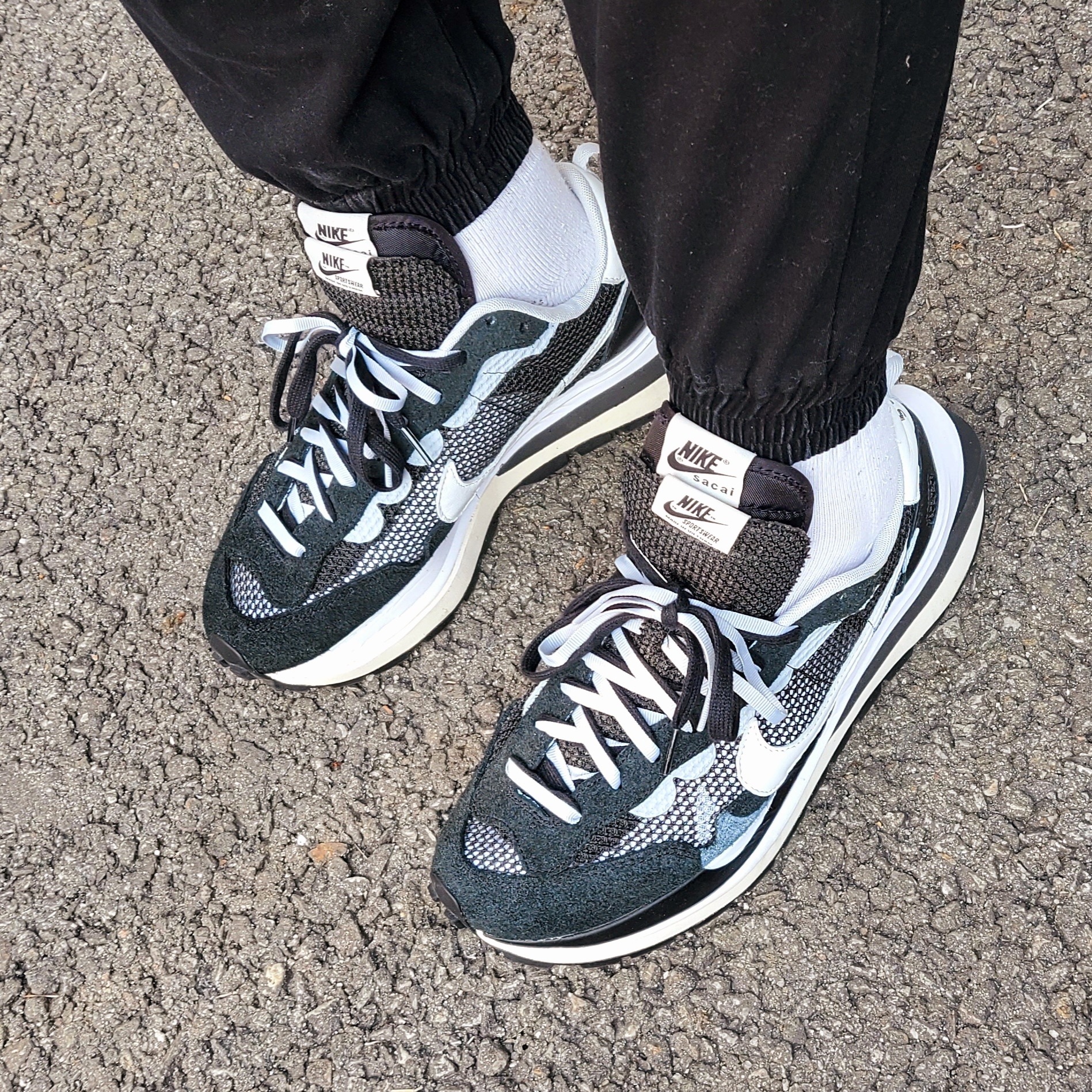 Nike x Sacai VaporWaffle Black White 착용 스타일 - 5