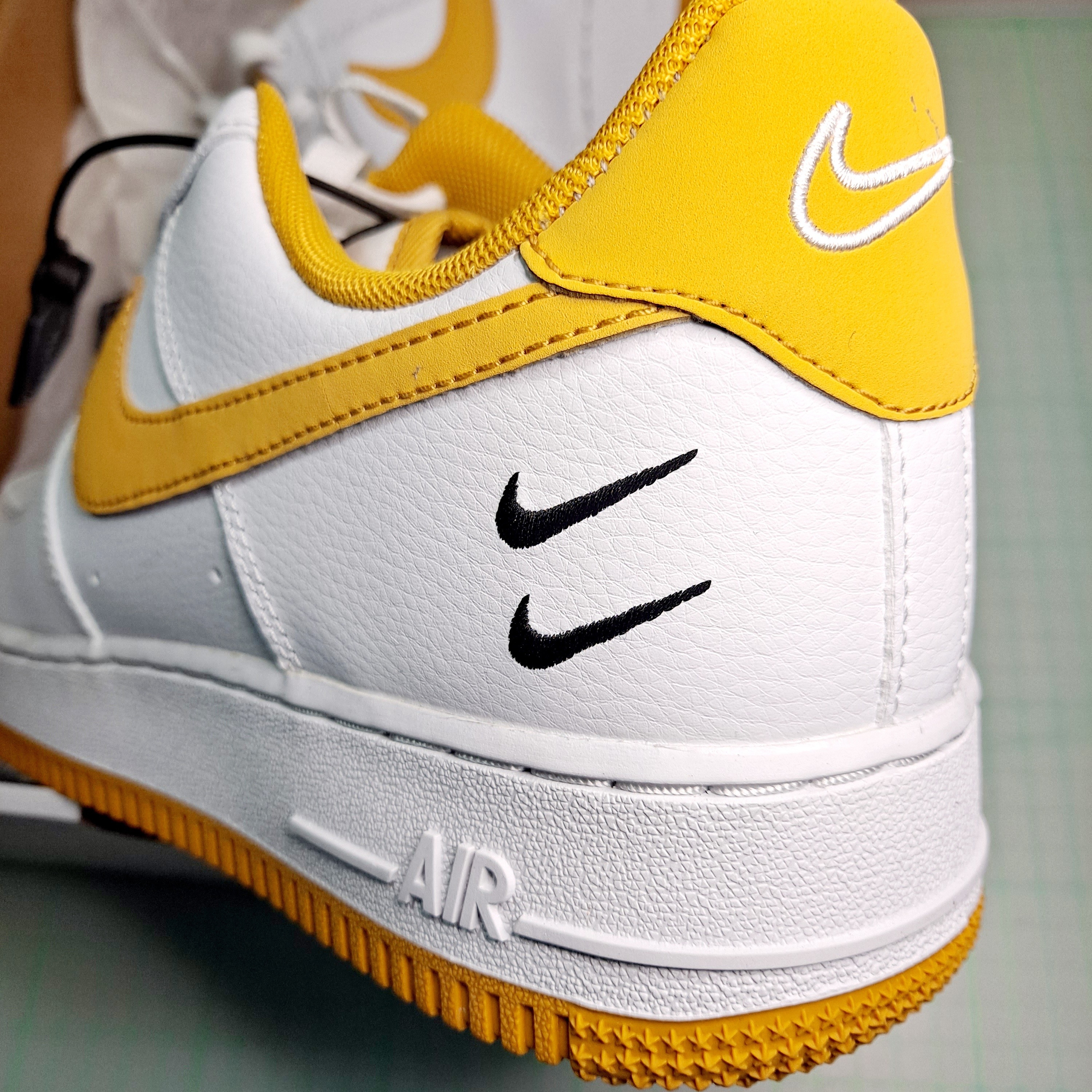 Nike Air Force 1 '07 LV8 Double Swoosh White Light Ginger 착용 스타일 - 3
