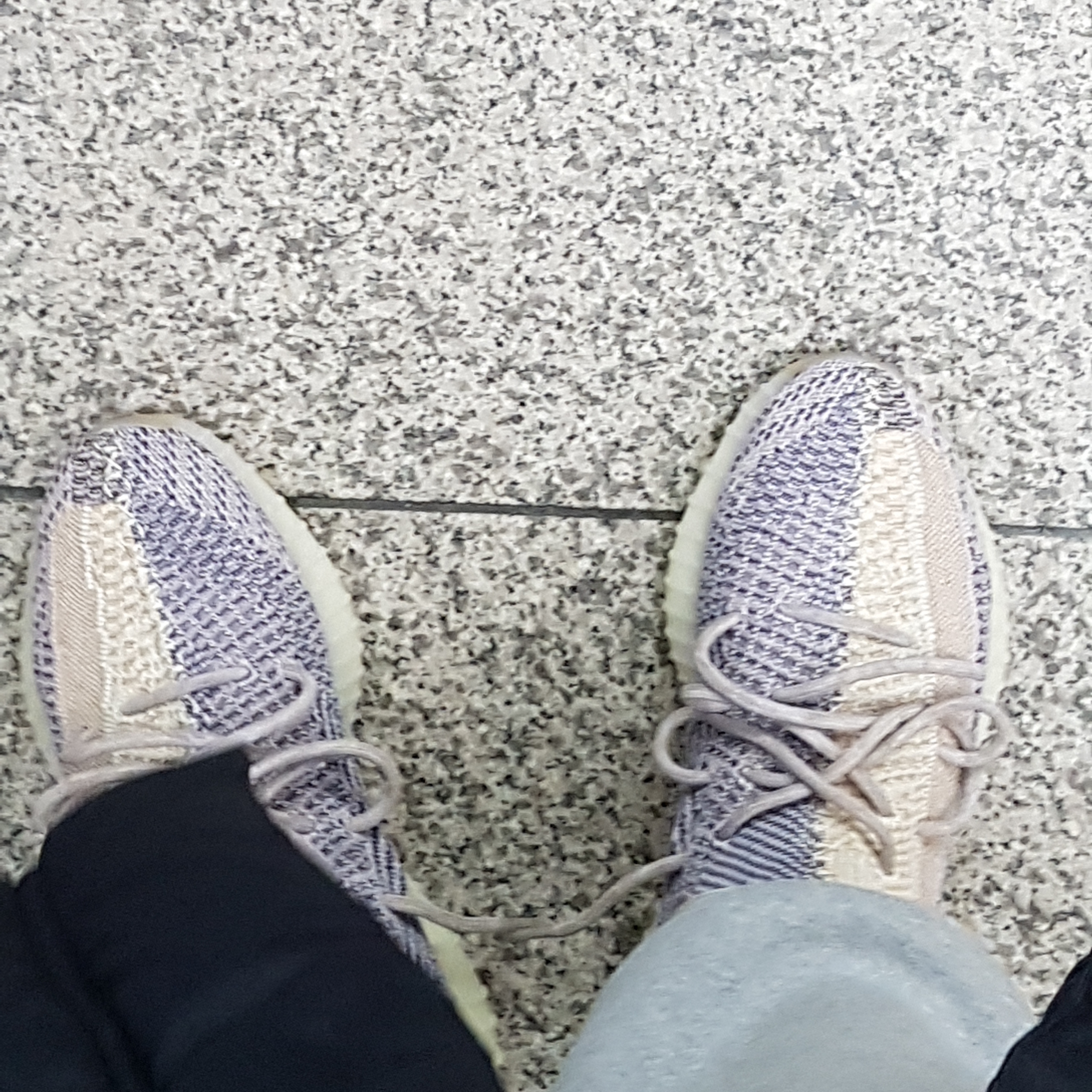Adidas Yeezy Boost 350 V2 Ash Pearl 착용 스타일 - 3