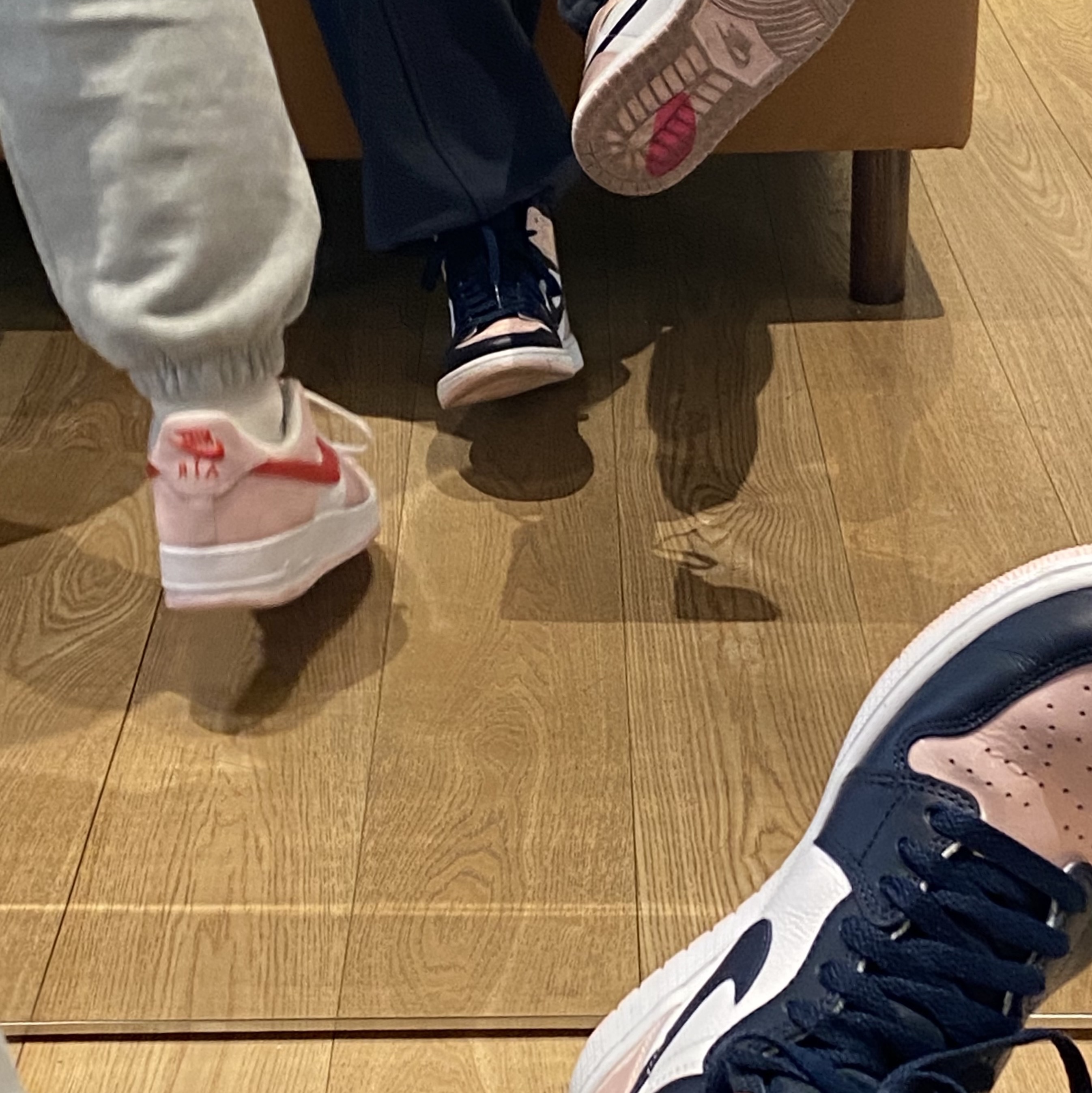 (W) Jordan 1 Retro High OG Atmosphere, Nike Air Force 1 '07 QS Valentine's Day 착용 스타일 - 4