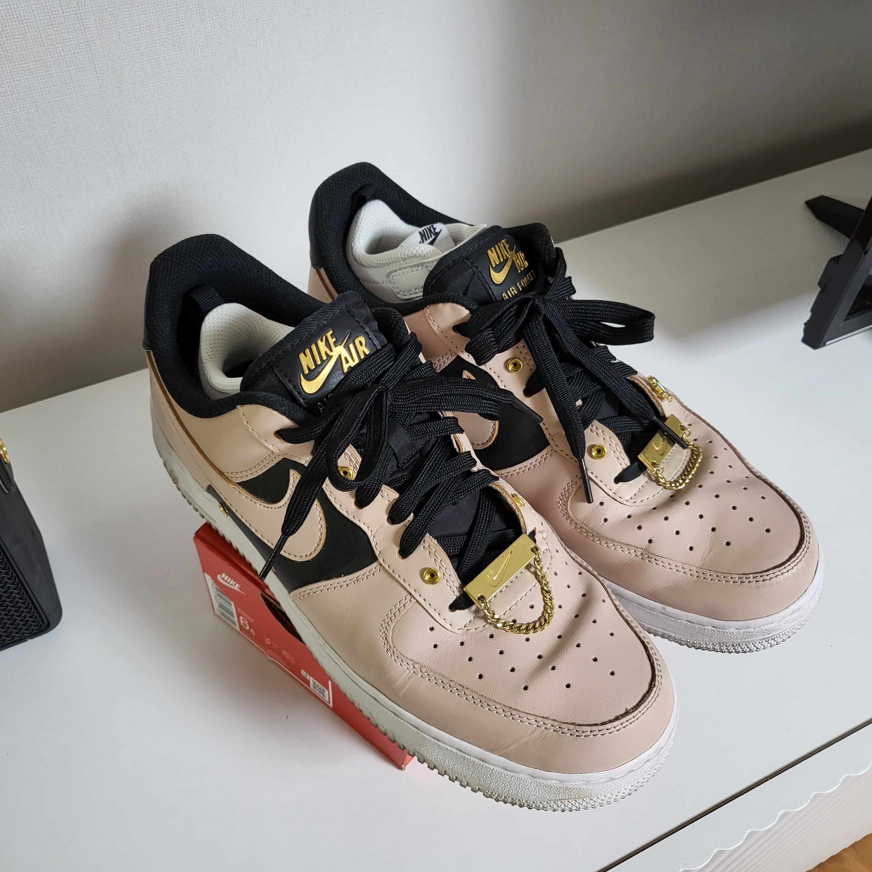 Nike Air Force 1 '07 PRM Touch Of Gold 착용 스타일 - 3