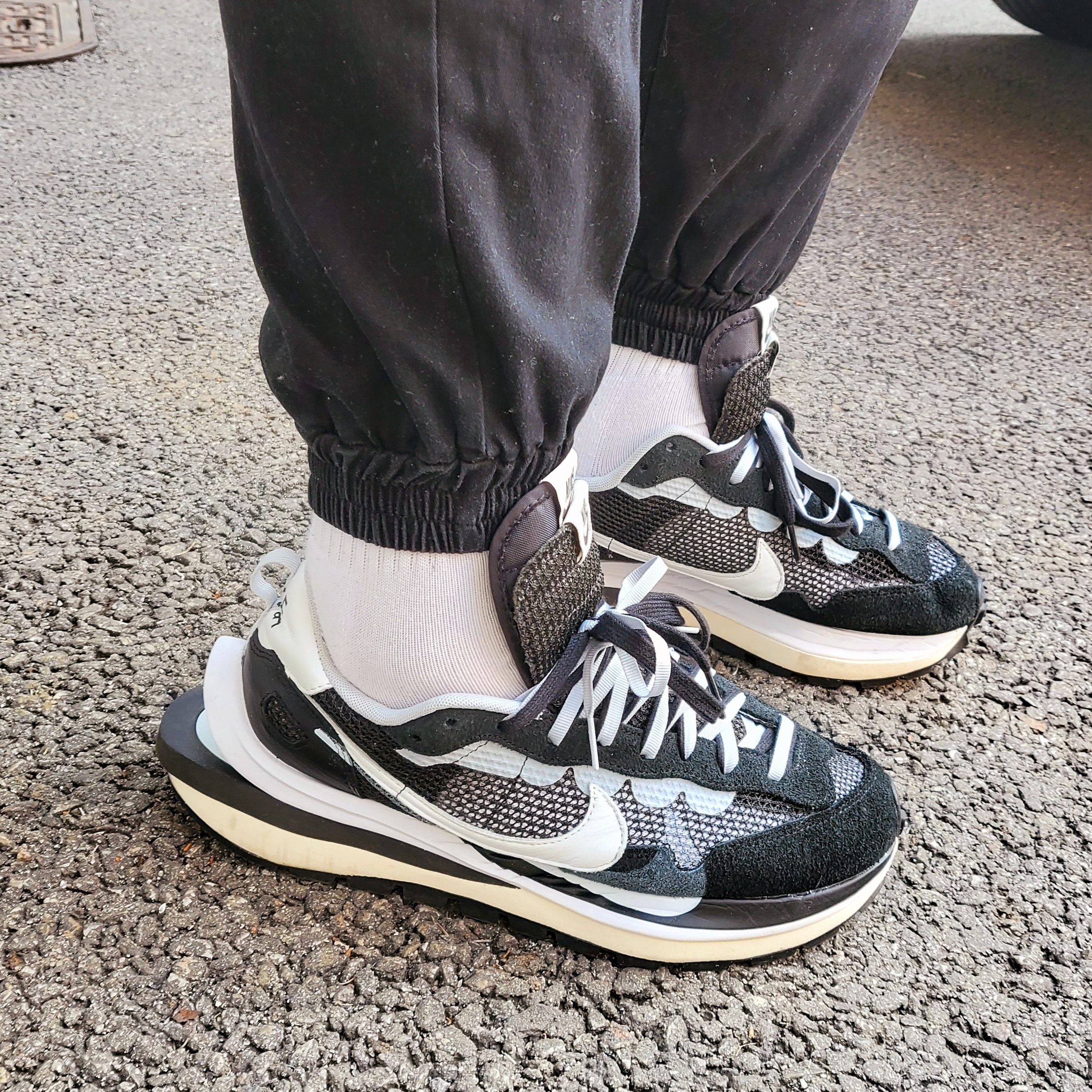 Nike x Sacai VaporWaffle Black White 착용 스타일 - 1
