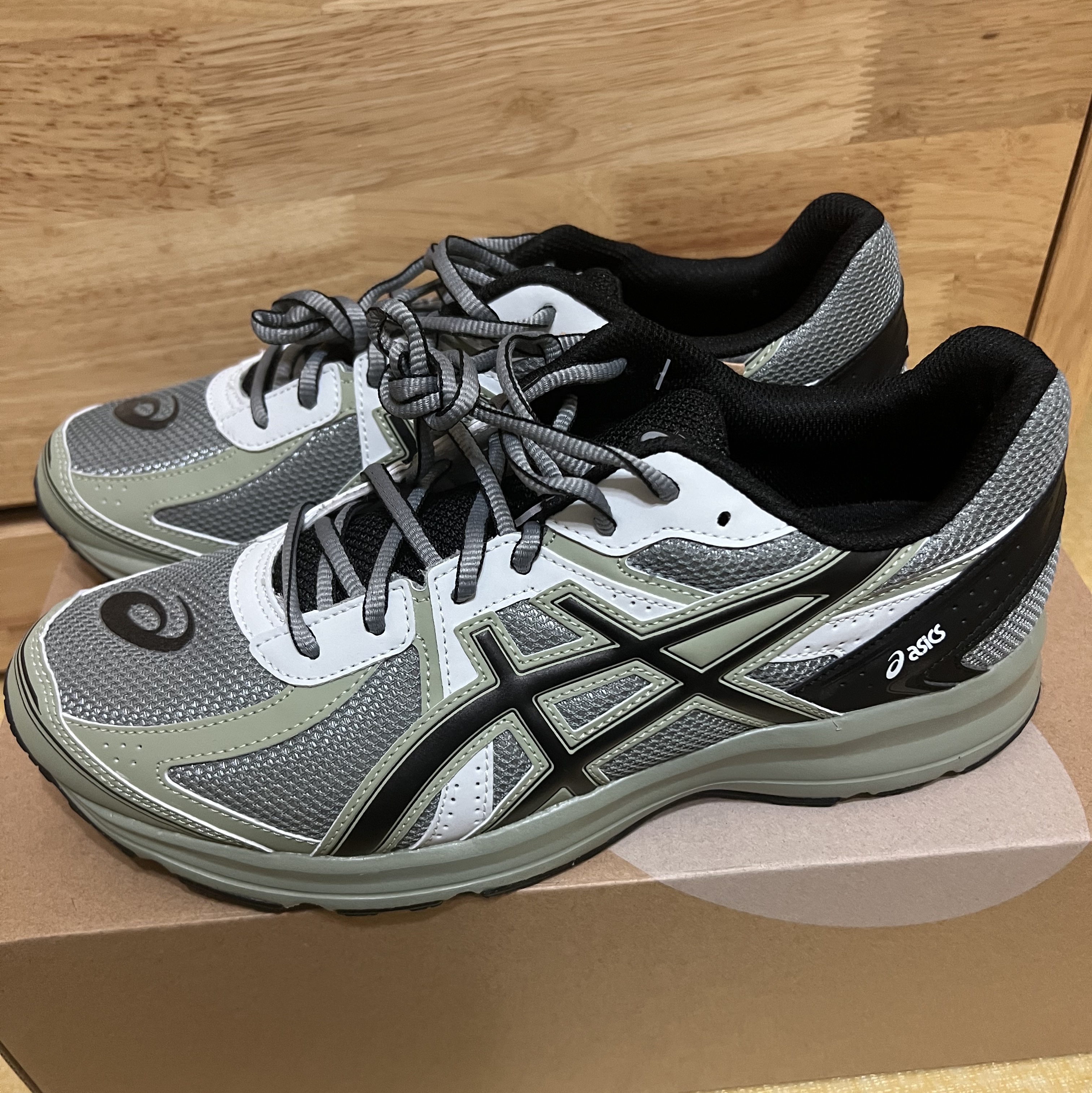Asics Jog 100 S Sheet Rock - 2E Wide 착용 스타일 - 2