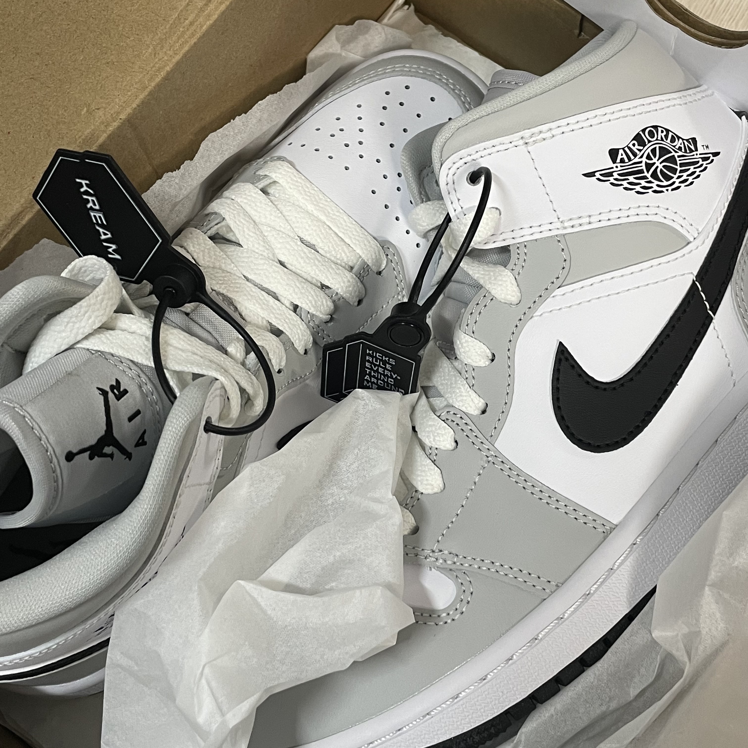 (W) Jordan 1 Mid Grey Fog 착용 스타일 - 1