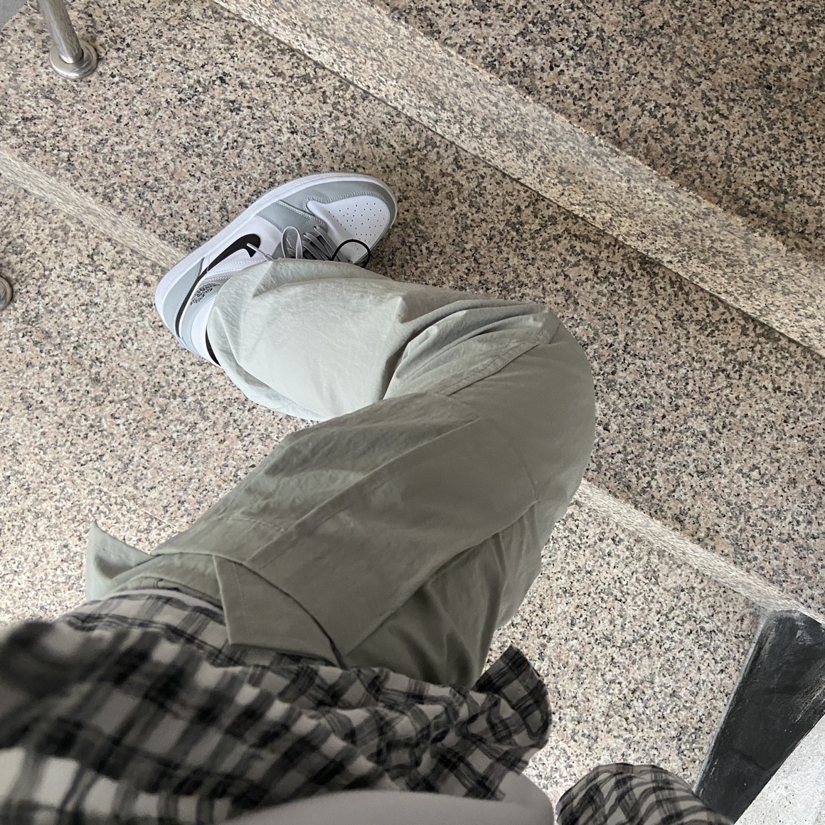 Jordan 1 Mid Light Smoke Grey 착용 스타일