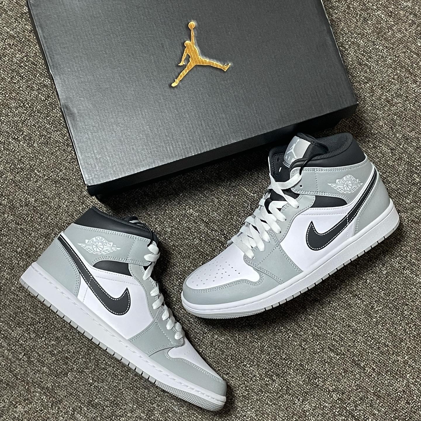Jordan 1 Mid Light Smoke Grey Anthracite 착용 스타일 - 1