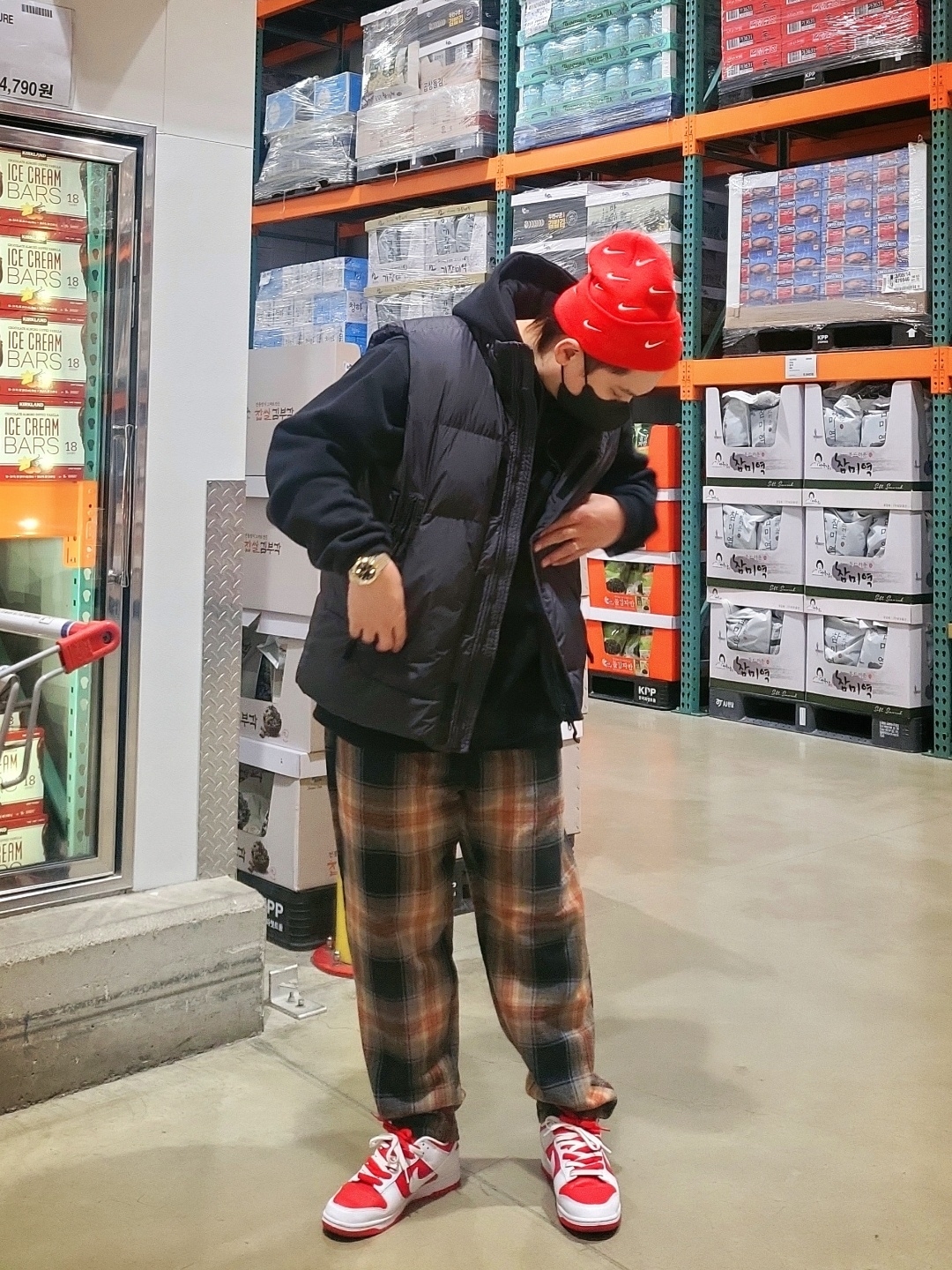 Nike Dunk Low Retro Championship Red, Stone Island G0123 Garment Dyed Crinkle Reps Nylon Down Vest Black - 21FW 착용 스타일 - 4