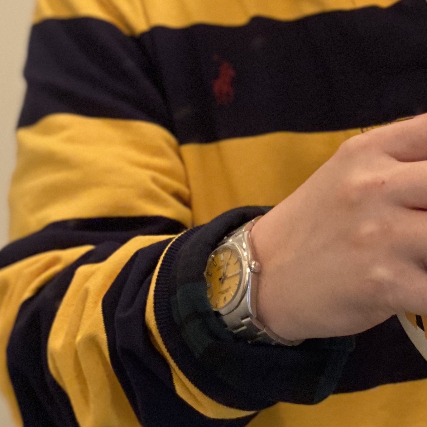 Rolex Oyster Perpetual 36mm 126000 Yellow Oyster 착용 스타일 - 2