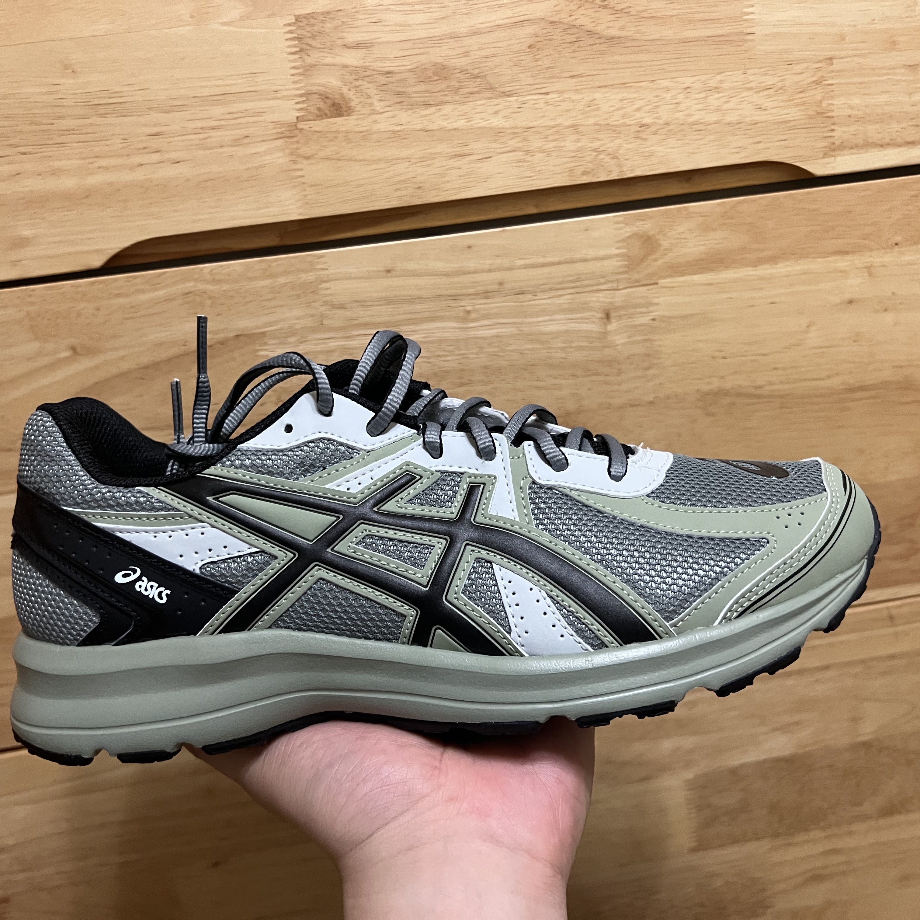 Asics Jog 100 S Sheet Rock - 2E Wide 착용 스타일 - 1
