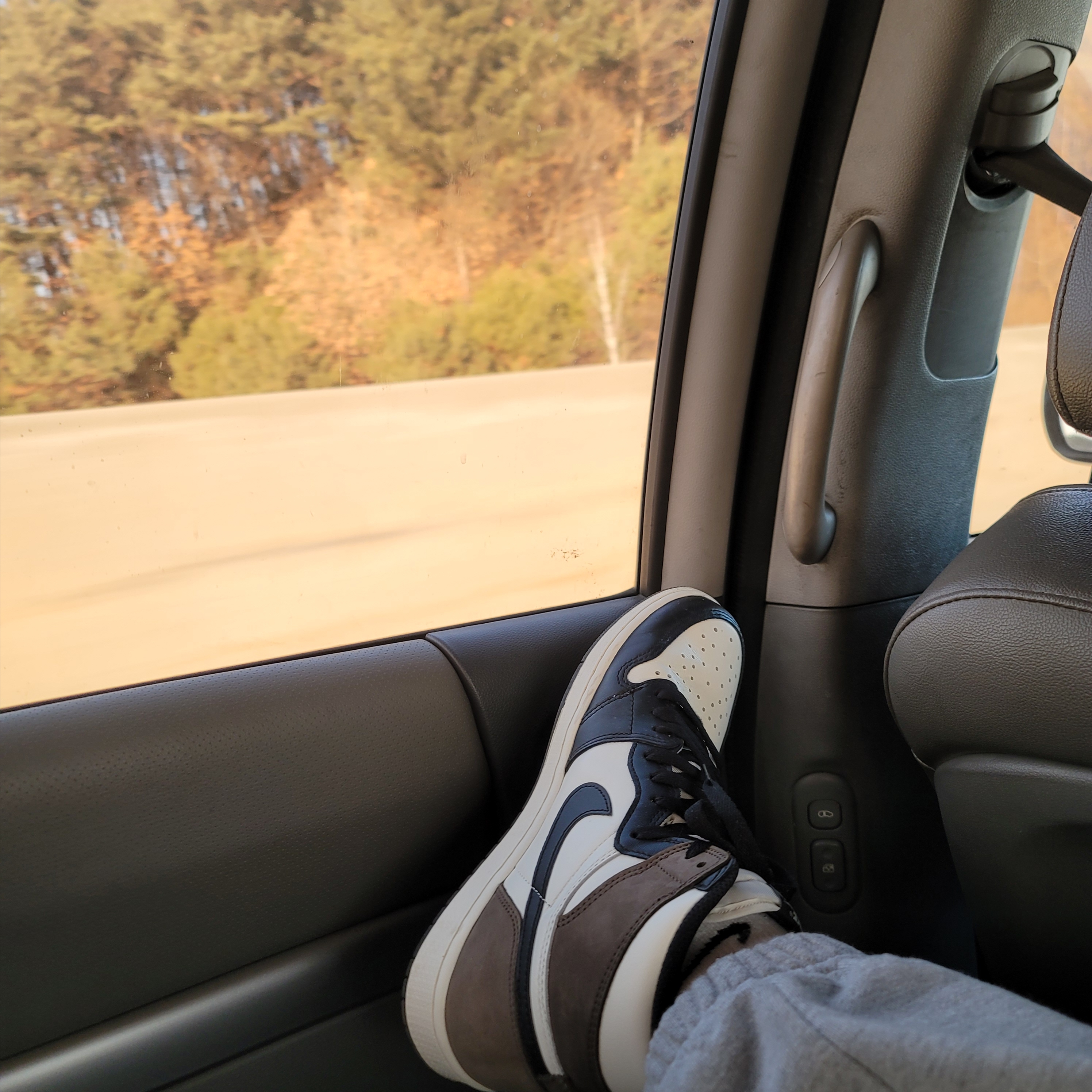Jordan 1 Retro High OG Black Mocha 착용 스타일