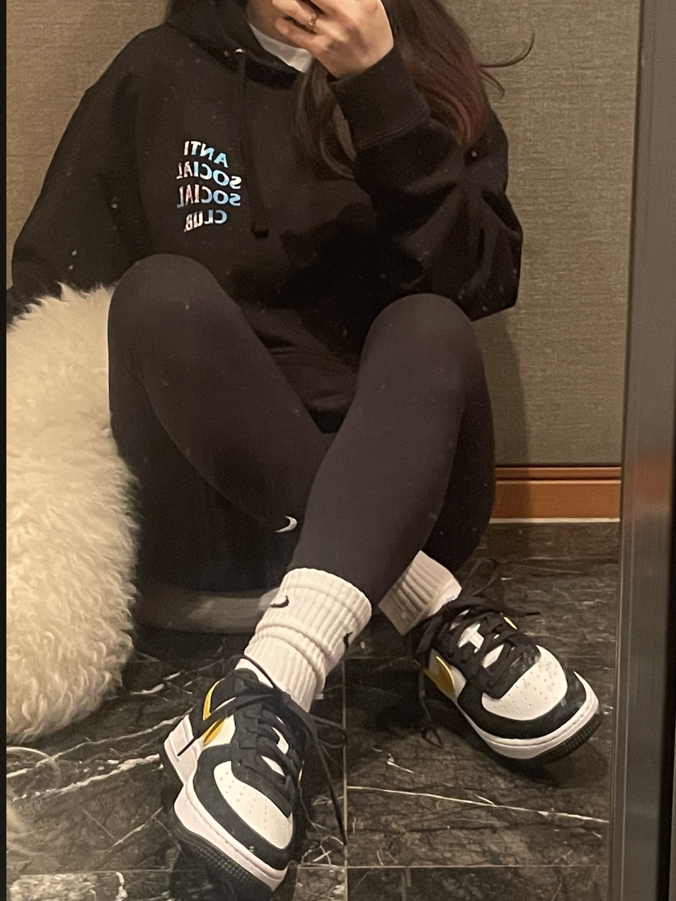 Nike Air Force 1 '07 LV8 Athletic Club Black Dark Sulfur, (GS) Nike Air Force 1 LV8 Athletic Club Black Dark Sulfur 착용 스타일 - 1