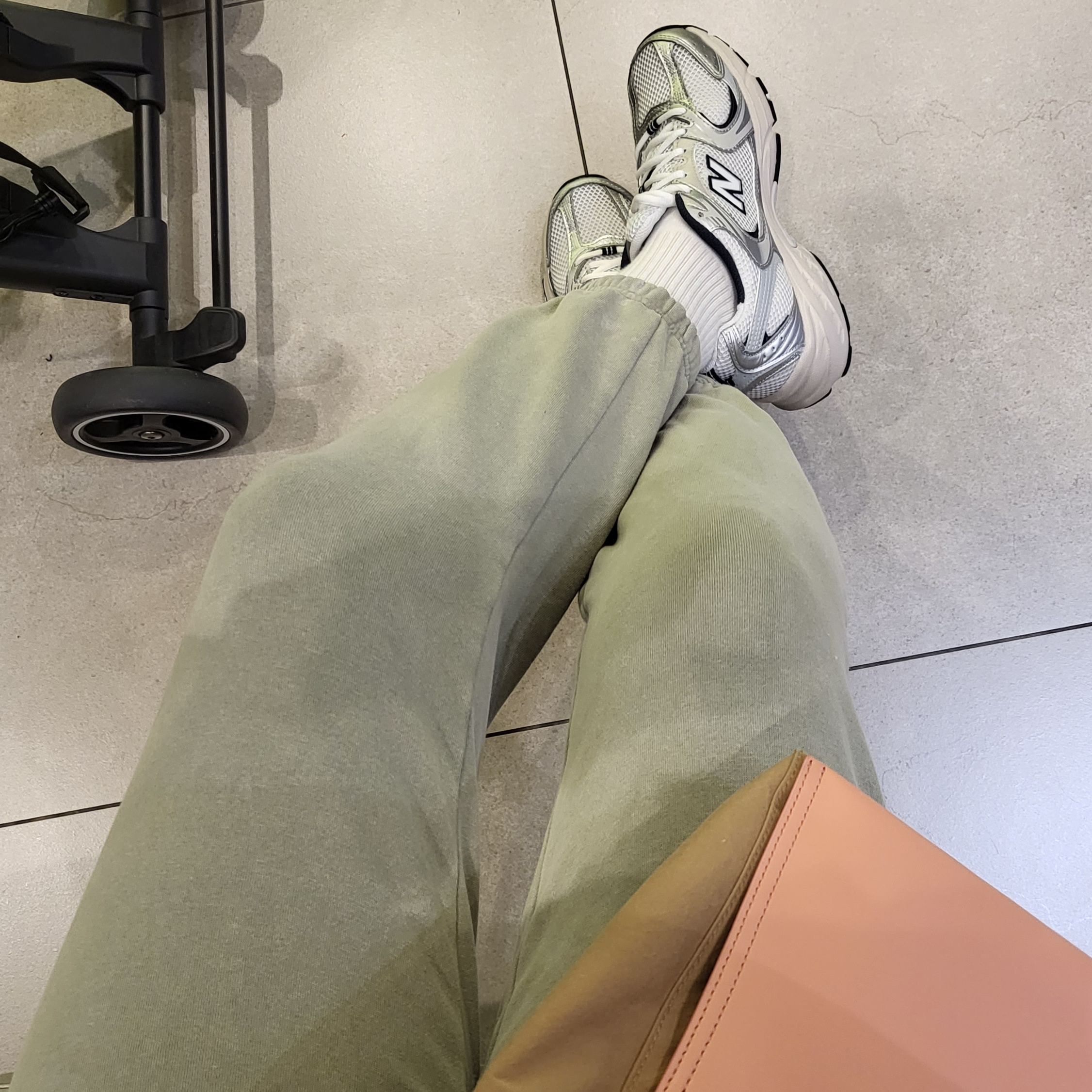 New Balance 530 Steel Grey, Acne Studios Baker Out Medium Tote Bag Brown Pink 착용 스타일